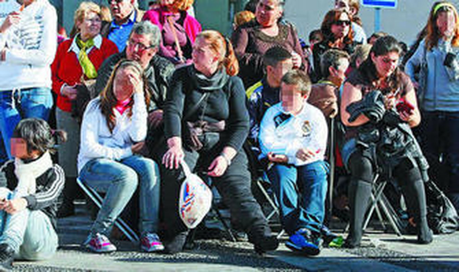 El público de San Juan de Dios, sentados en sillas esperando la llegada de los cortejos procesionales en la tarde de ayer.