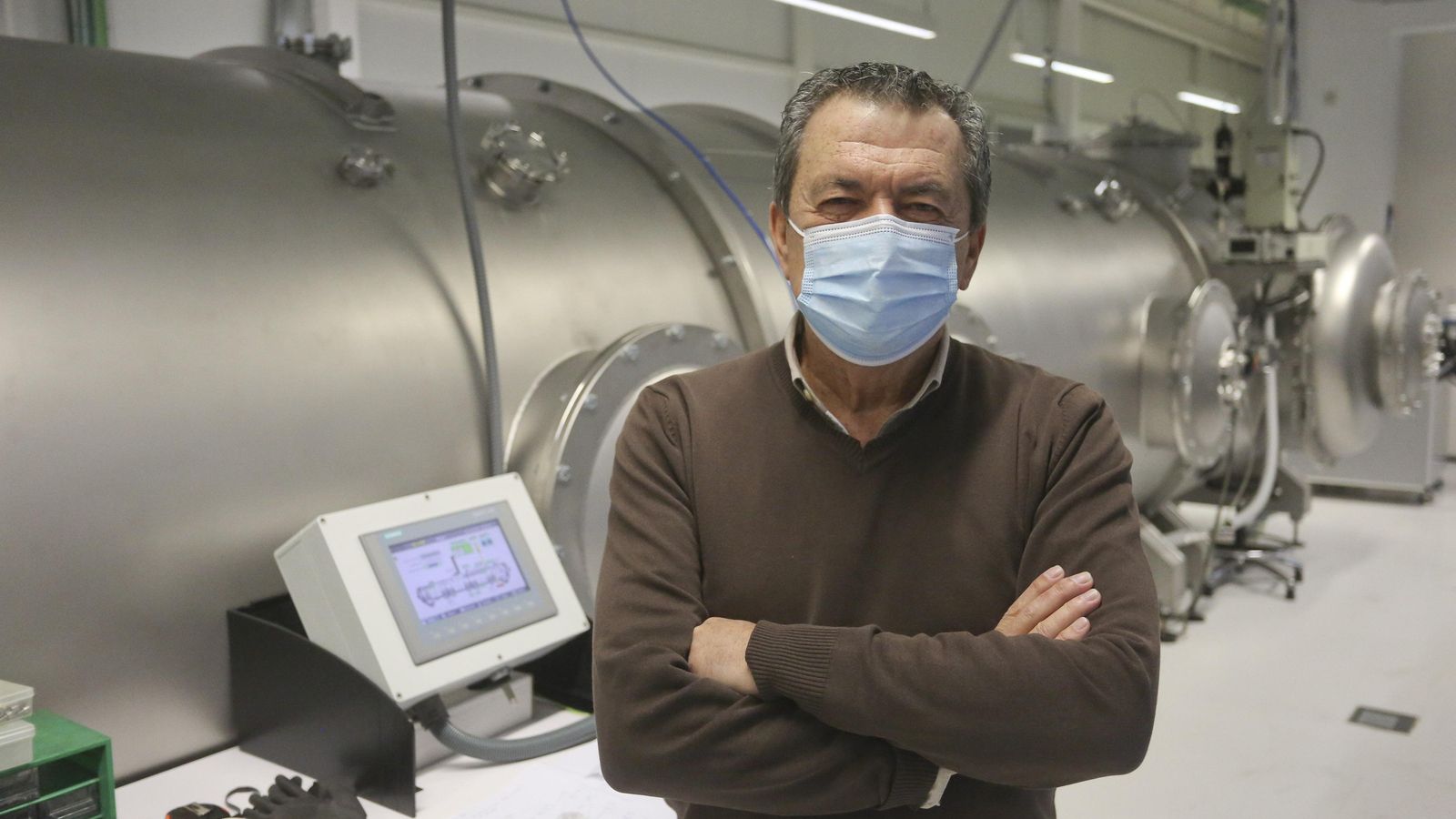 Javier Laserna, catedrático de Química Analítica y director del laboratorio.
