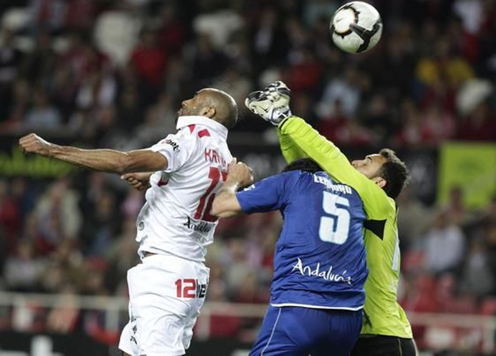 El Sevilla y el Xerez empatan en el Sánchez Pizjuán. / Antonio Pizarro