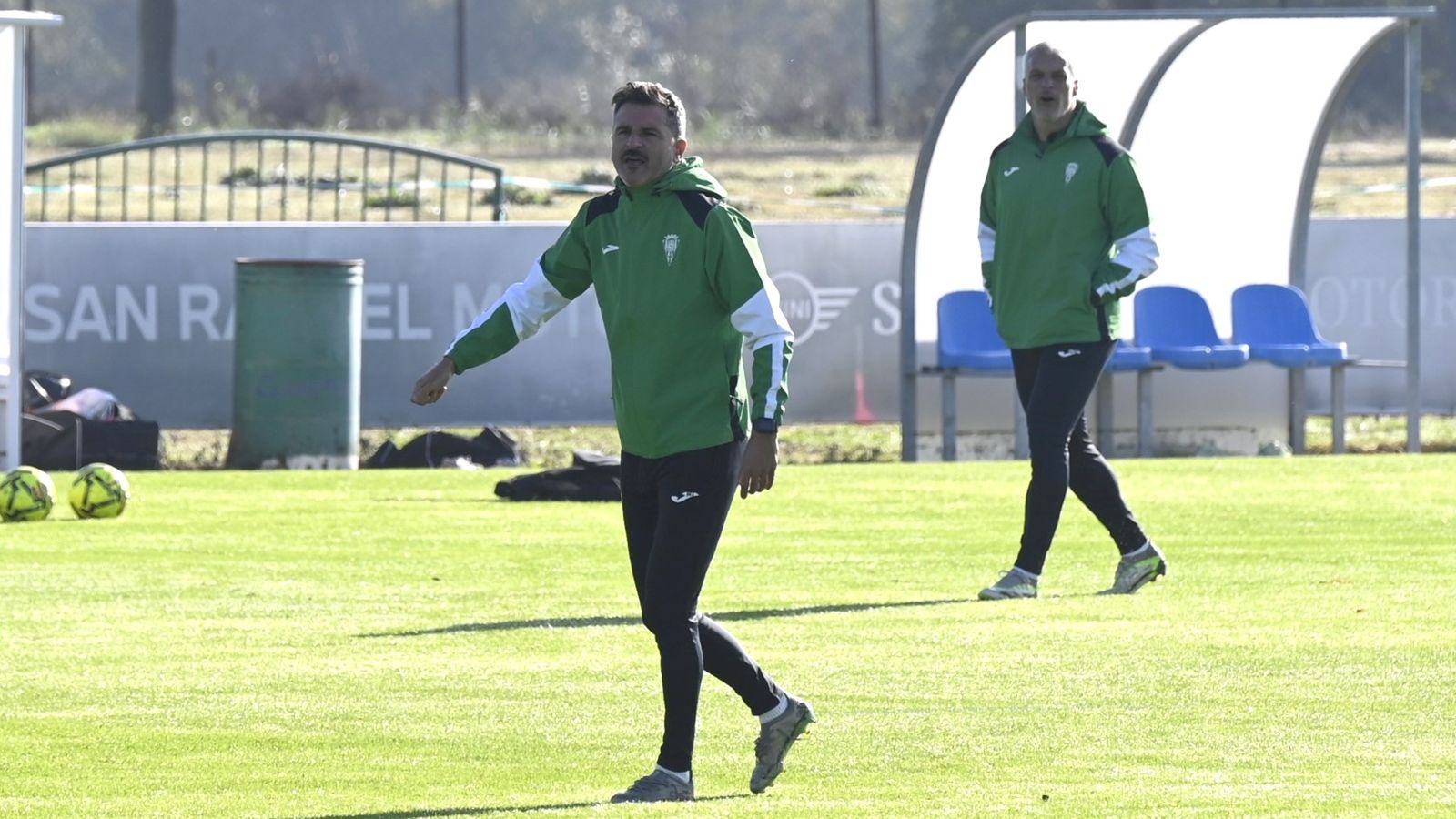 Iván Ania sigue el trabajo de sus jugadores en un entrenamiento del Córdoba CF.