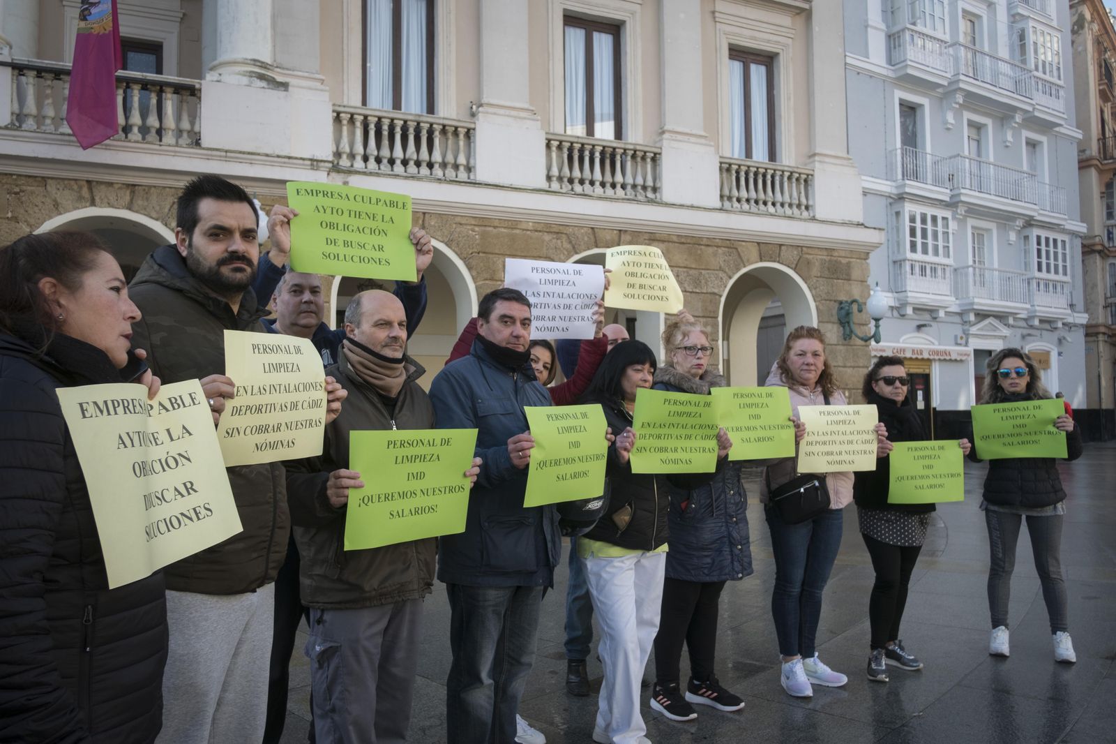 La plantilla se ha concentrado en las puertas del Ayuntamiento.