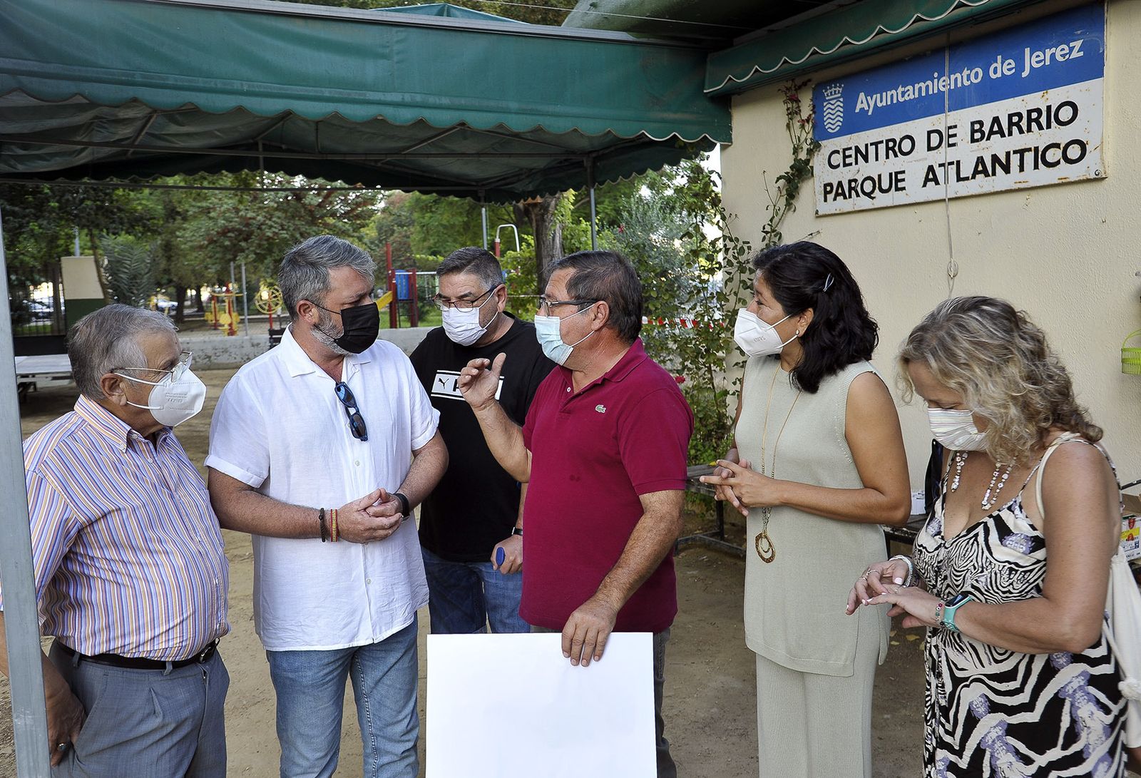 Rubén Pérez y Ana Hérica Ramos, con los representantes vecinales del Parque Atlántico.
