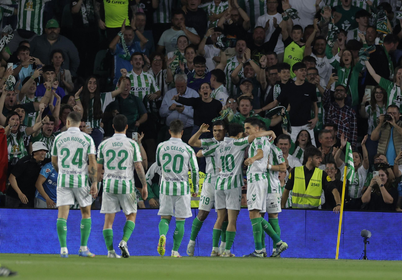 Los jugadores del Betis celebran el gol del Cucho Hernández, el 2-1.