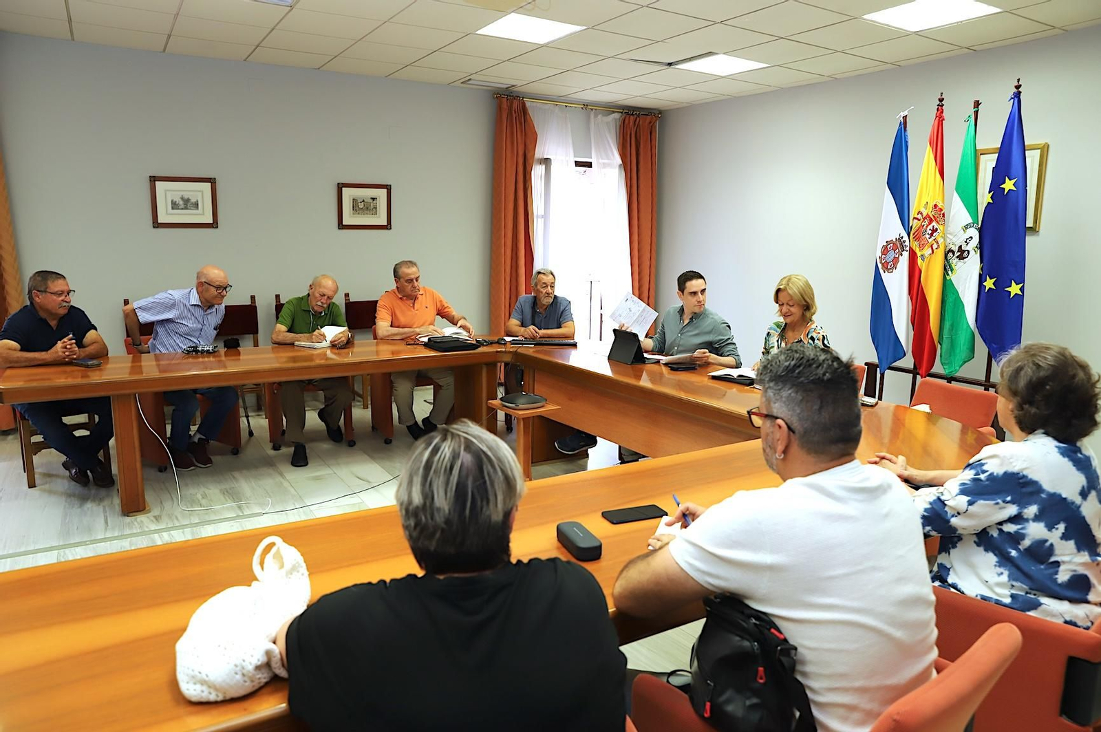 Jaime Espinar y Carmen Pina en la reunión con los vecinos.