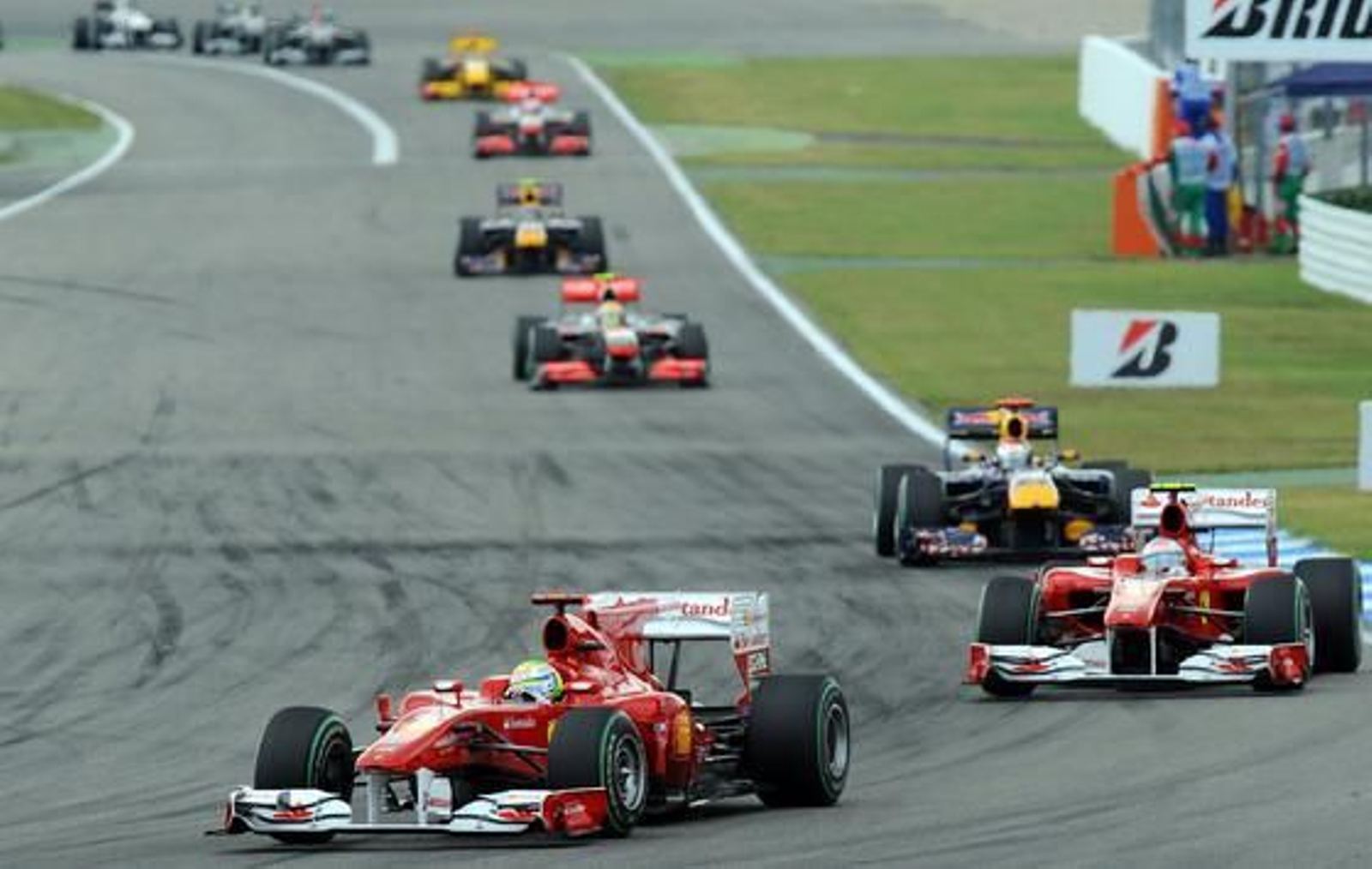 Massa seguido de Alonso y Vettel durante la carrera.

Foto: afp