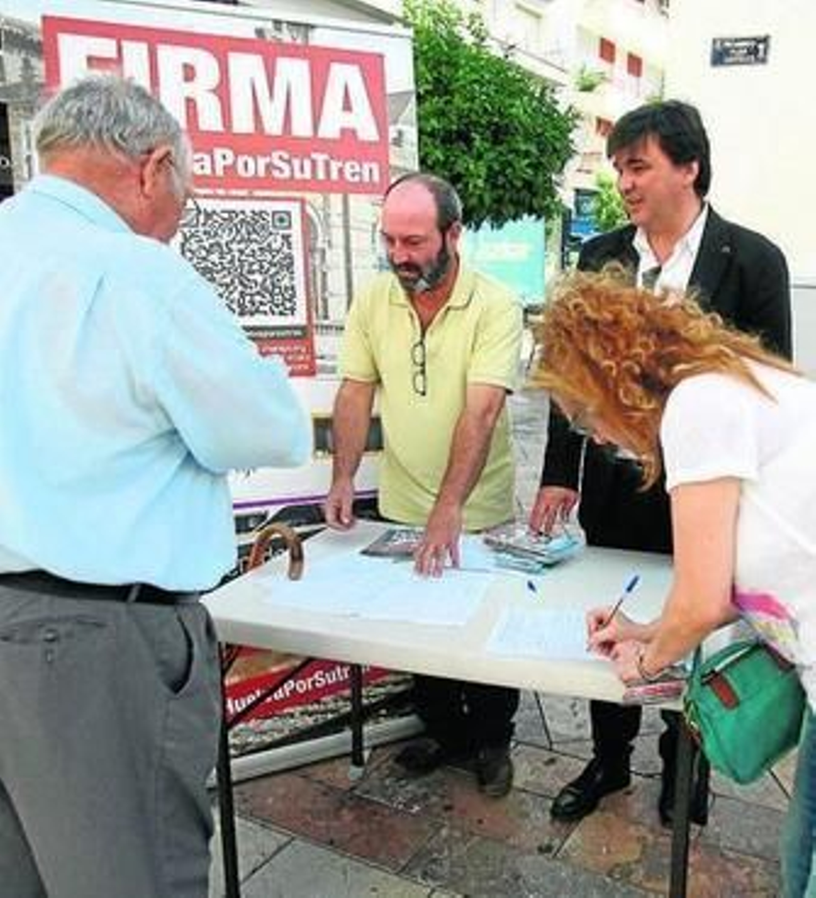 Pedro Jiménez y Gabriel Cruz, ayer, en la mesa de recogida de firmas.
