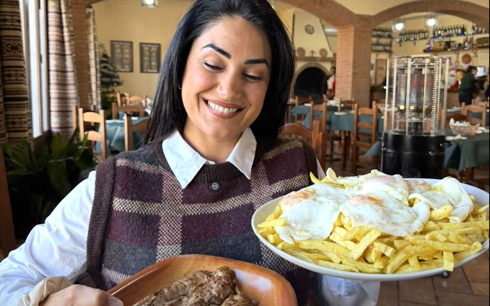 Como con Mimi, la conocida influencer sevillana disfruta de la gastronomía serrana de Huelva