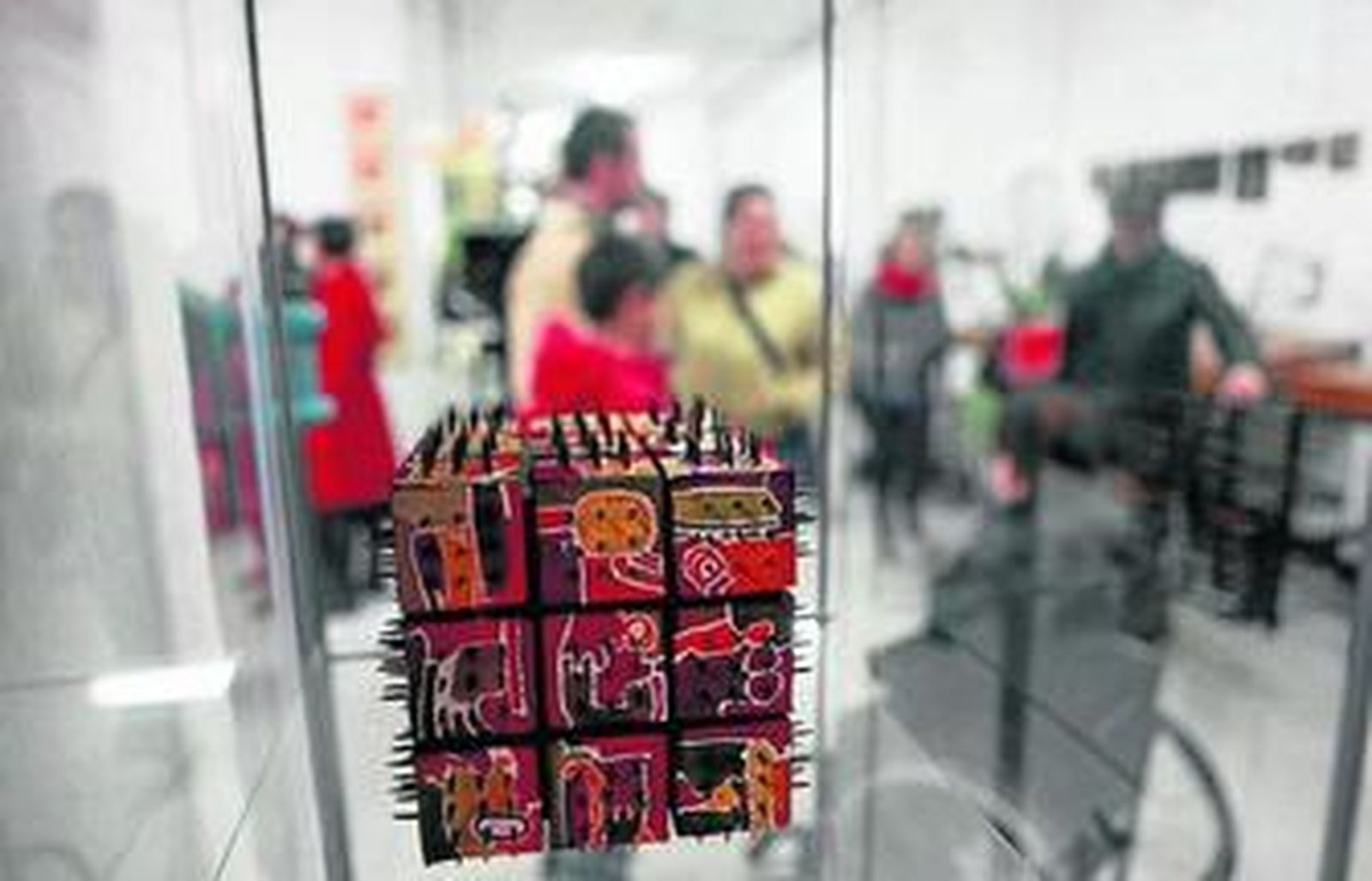 1. Una de las obras del artista, en primer plano, el día de la inauguración. 2. El artista estuvo acompañado de multitud de amigos en uno de los días "más importantes" de su vida. 3. Algunas herramientas del taller.