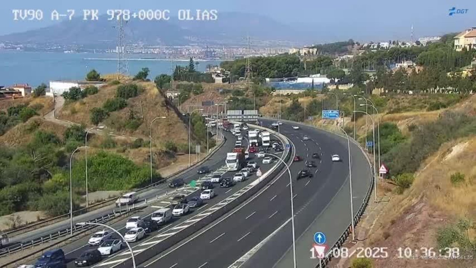 La retención en la A-7 a la altura de Málaga vista desde la propia carretera