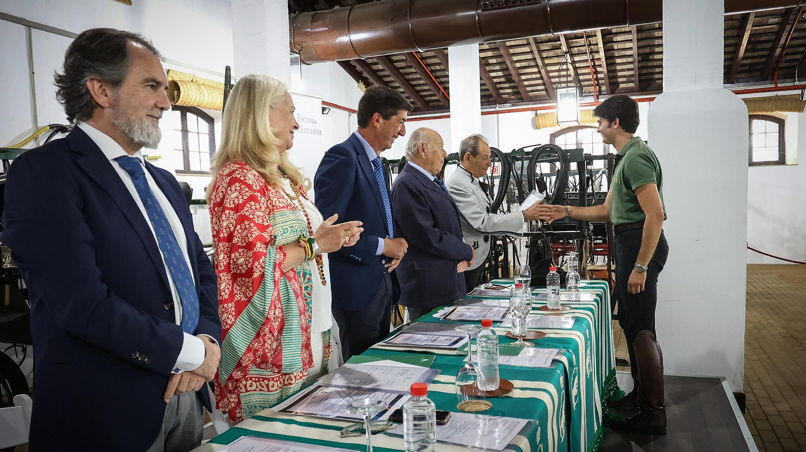 Entrega de notas y diplomas de fin de curso en la Real Escuela Entrega de notas y diplomas de fin de curso en la Real Escuela