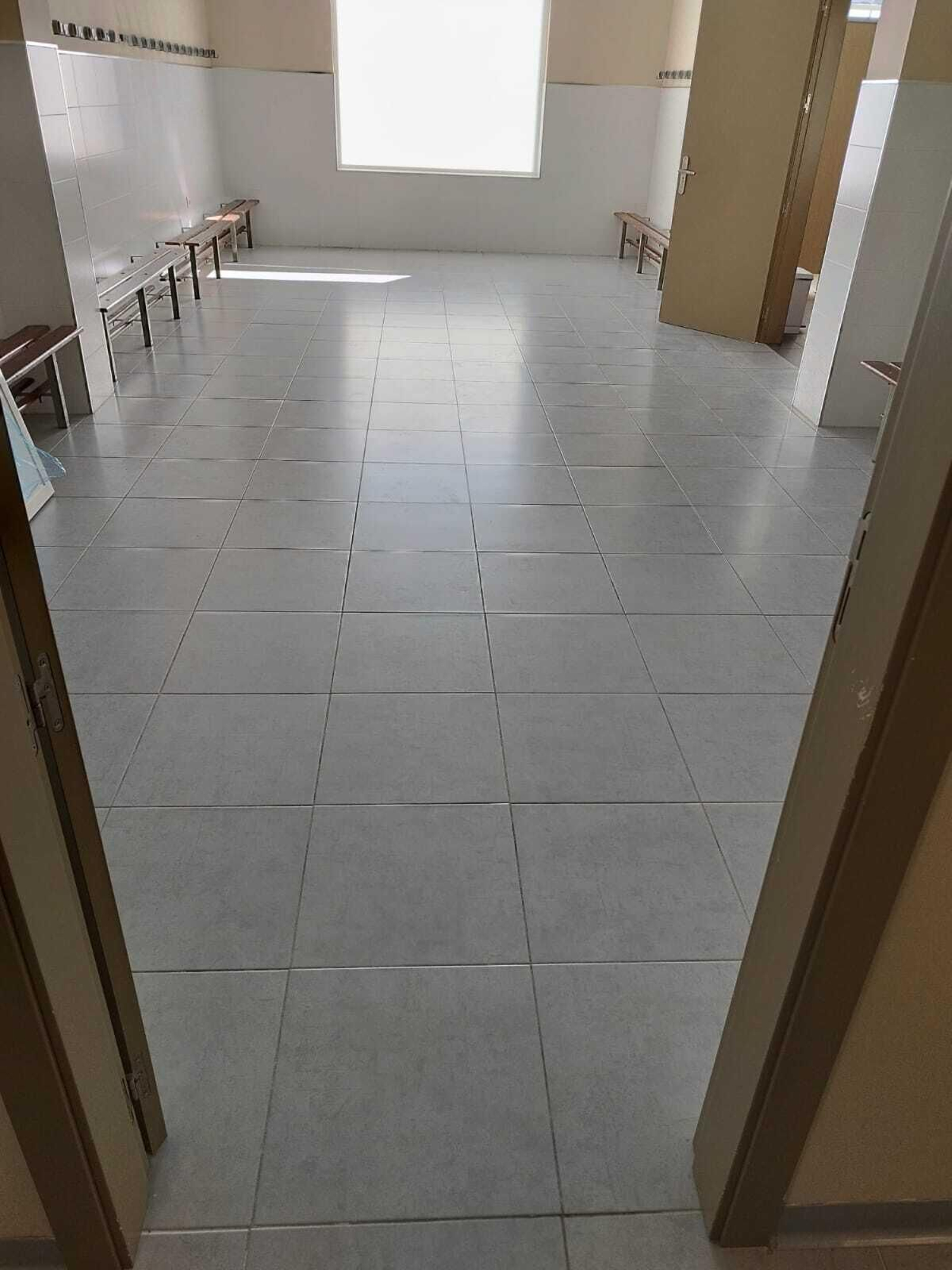 Arreglos en el vestuario del polideportivo Diego Lobato.