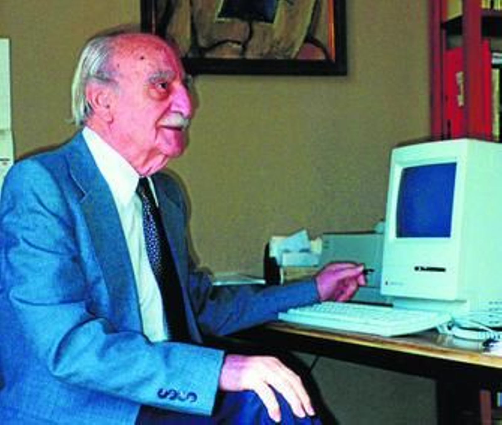 Francisco Ayala, frente a un Mac.