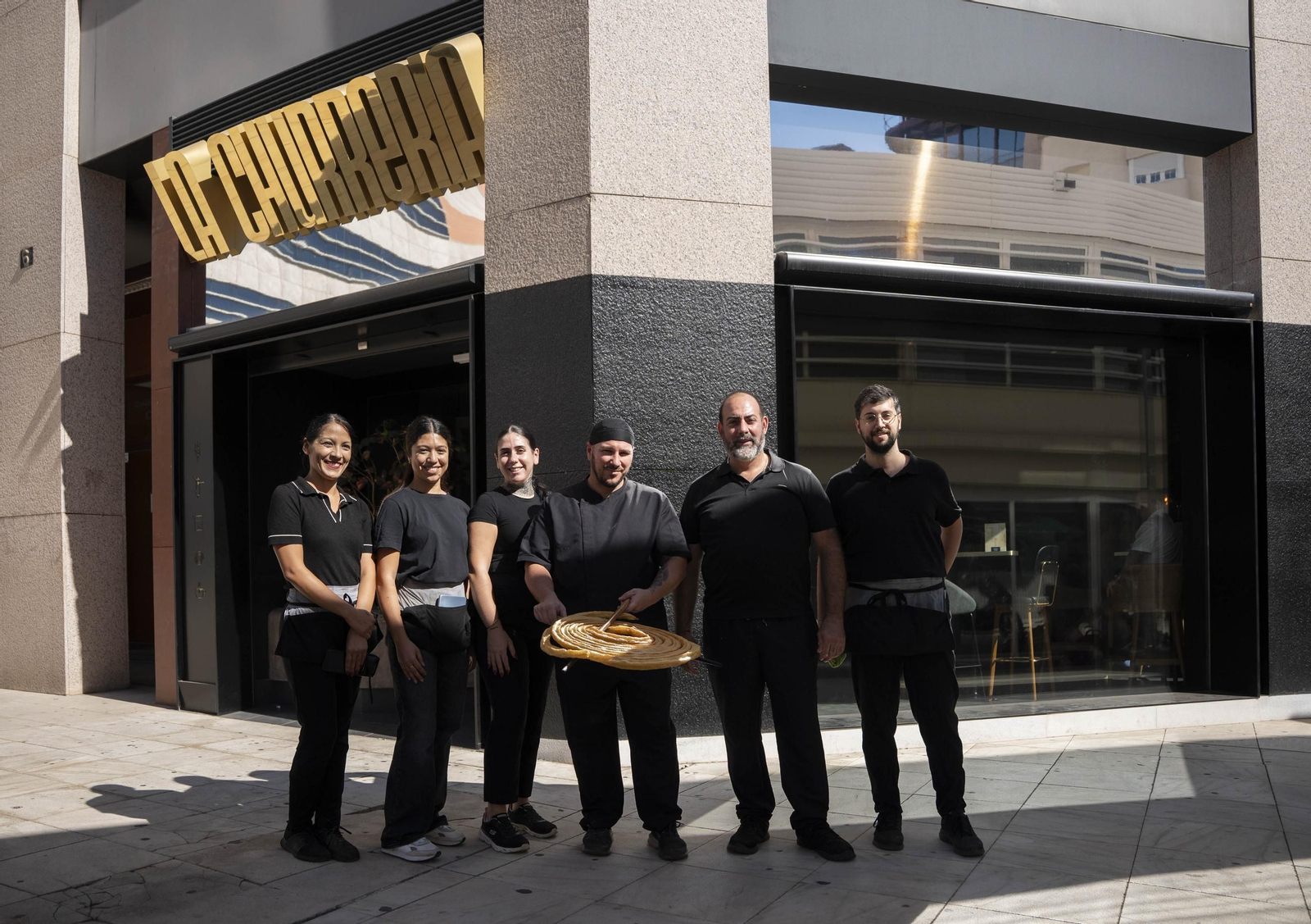 Raúl Soria, segundo por la derecha, junto al resto de sus trabajadores en 'La Churrería',