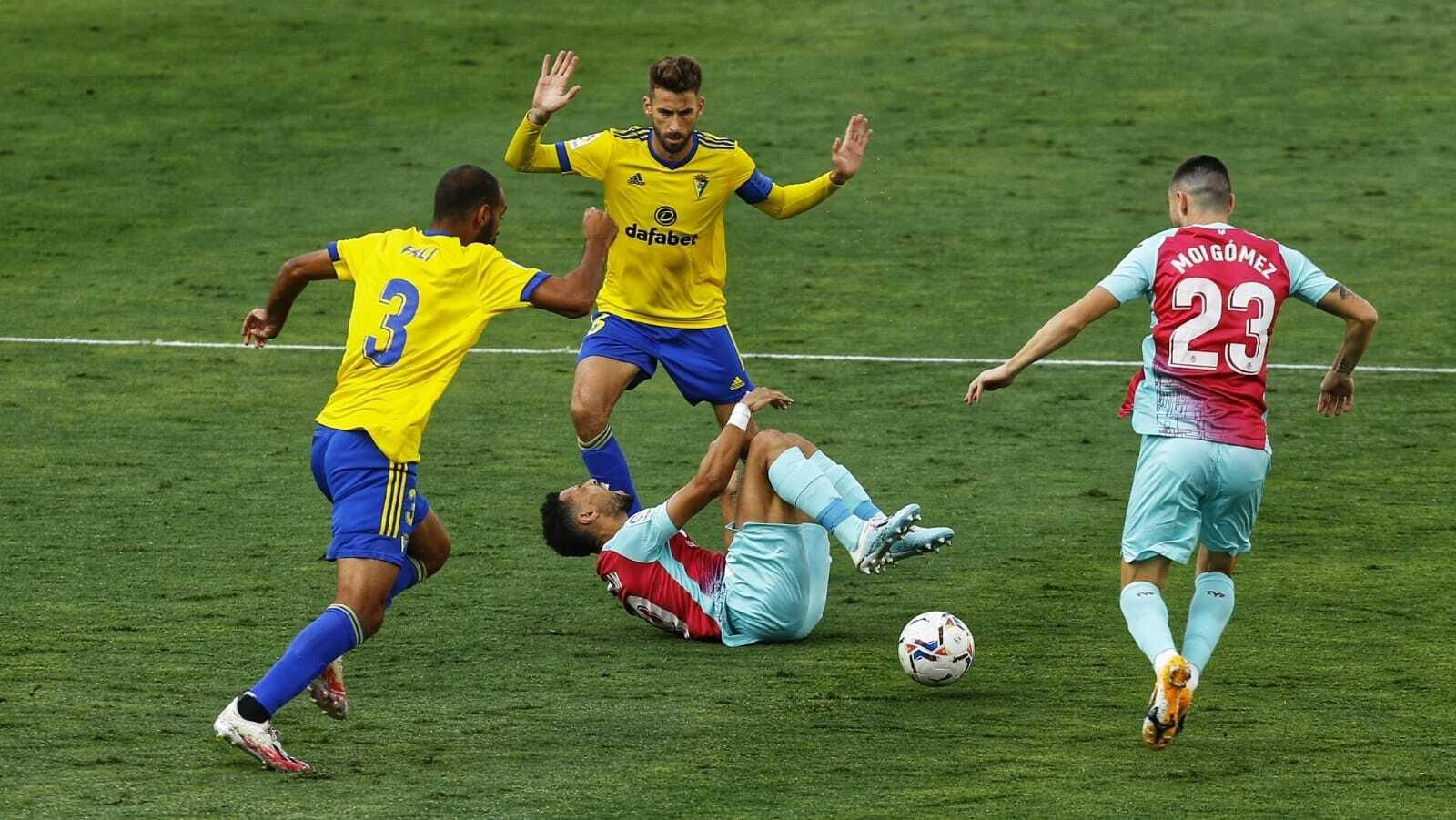 Fali y José Mari, en una acción defensiva en la que Moi Gómez intenta llegar al balón con un compañero en el suelo.