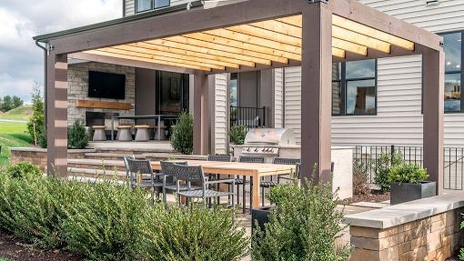 El lujo de vivir el exterior todo el año: la revolución de las pérgolas bioclimáticas en Andalucía