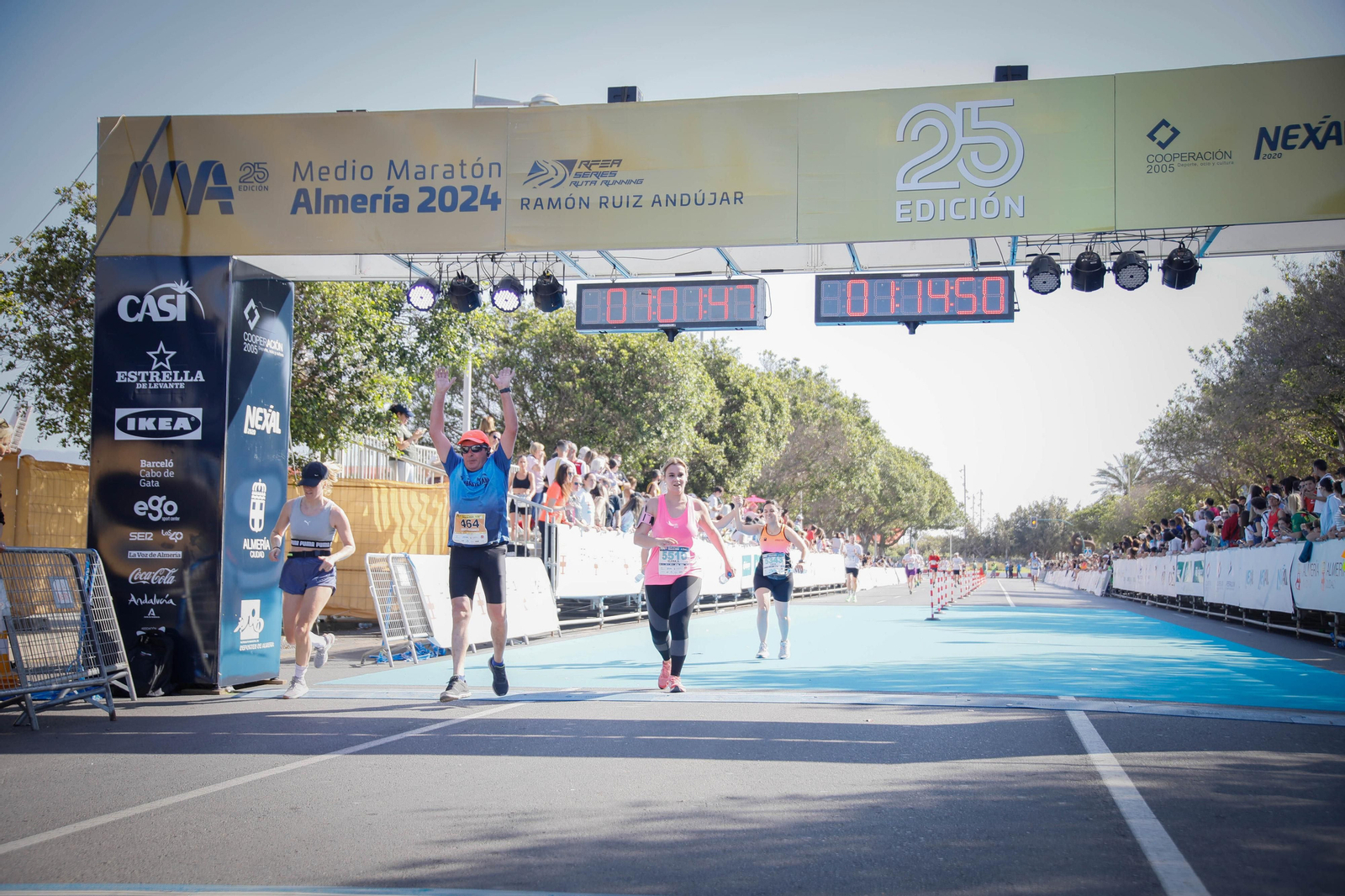 Imágenes de la llegada de la Media maratón Ciudad de Almería
