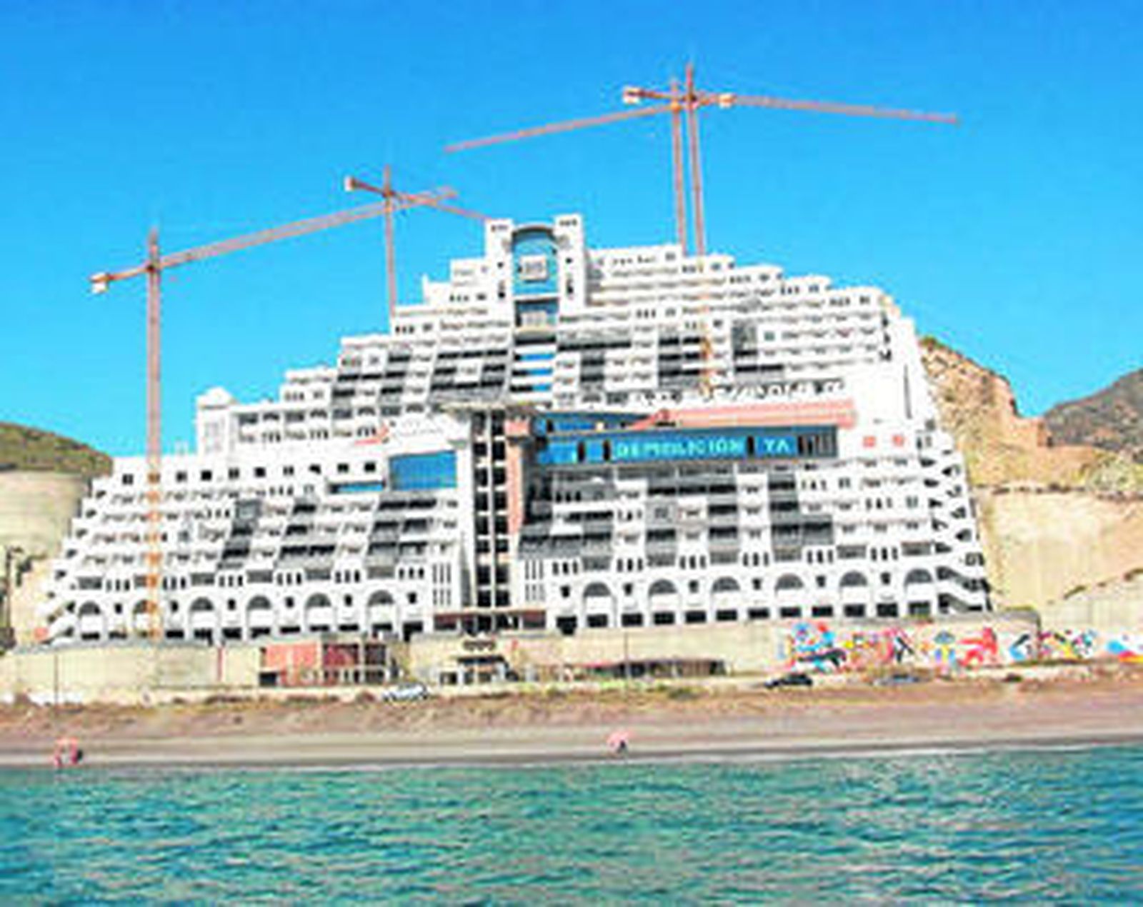 Una imagen reciente del polémico hotel situado en los límites de la localidad de Carboneras.