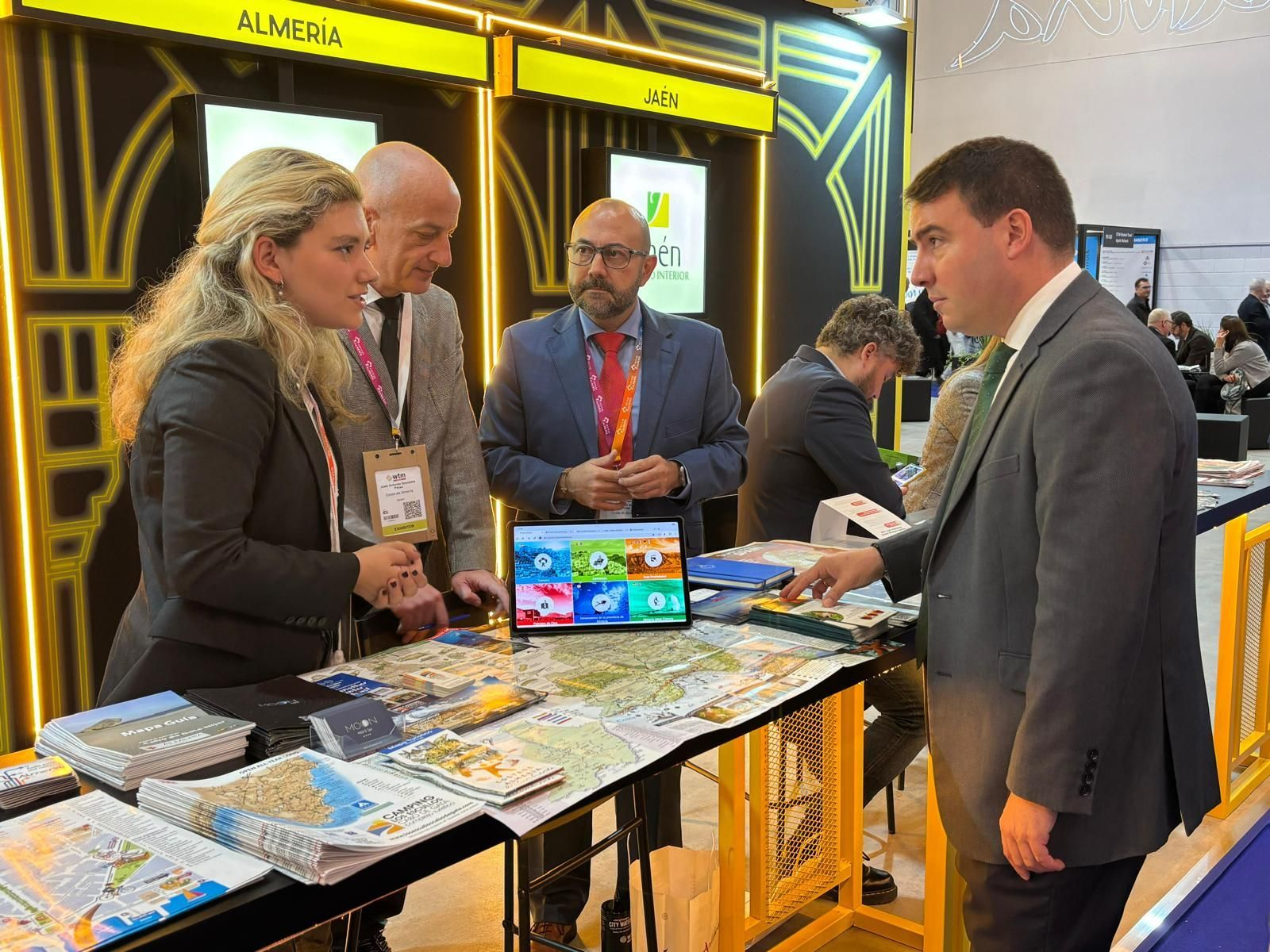 Reuniones en el stand de Almería.