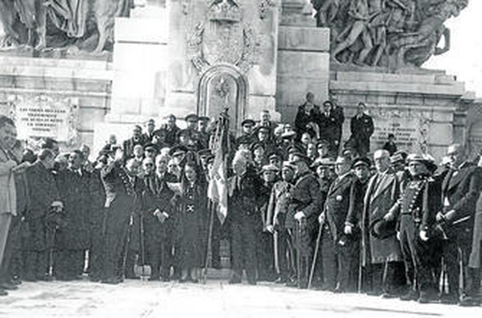 1935 Entrega de la bandera republicana a la Guardia Civil