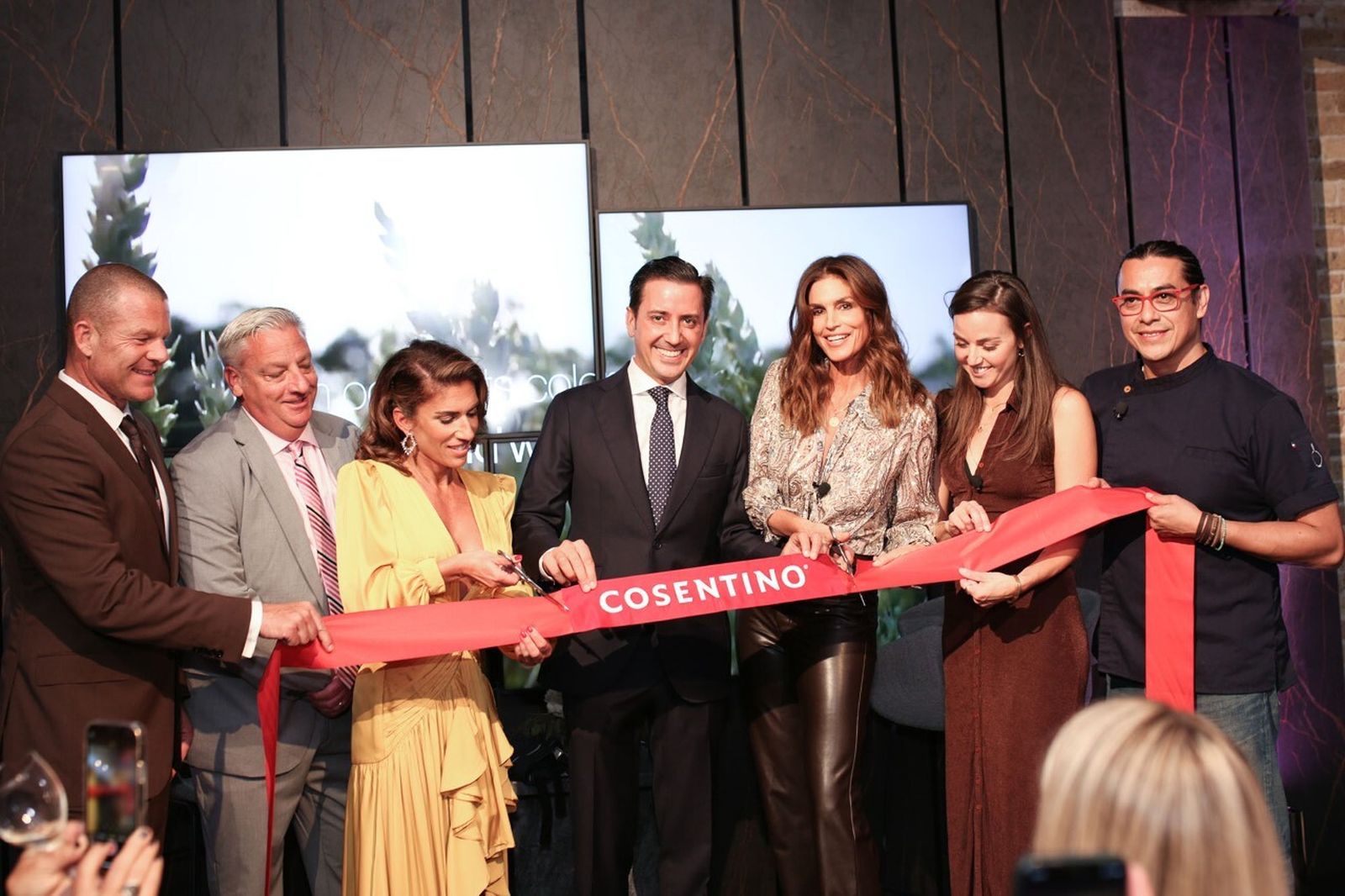 Inauguración de Cosentino City Chicago. En la imagen Brandon Calvo, Patrick Mulvenna, Judith Jabra, Eduardo Cosentino, Cindy Crawford, Elle Cashin y Carlos Gaytán