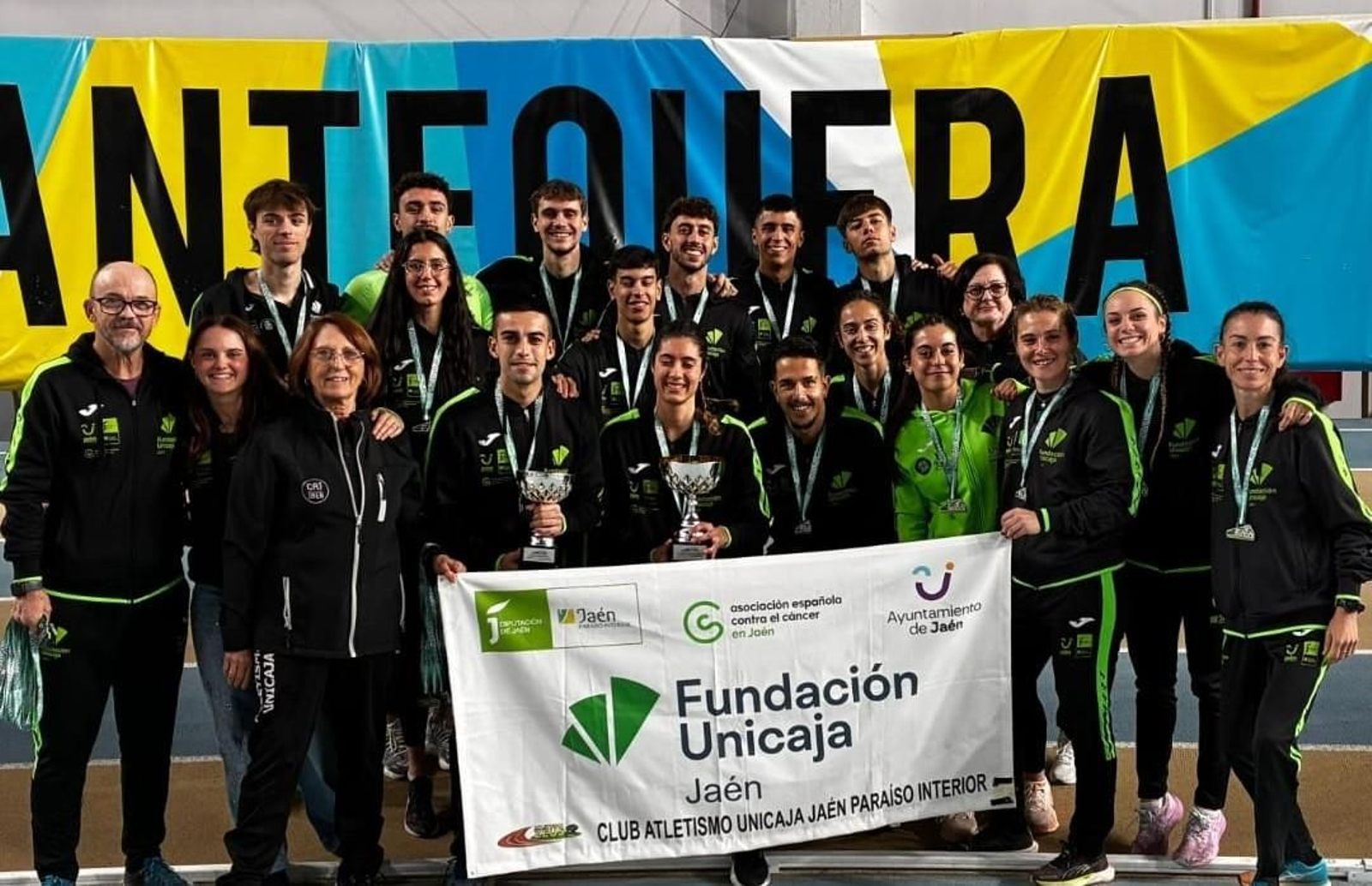 Expedición jiennense con sus títulos de campeón y subcampeón en tierras antequeranas.