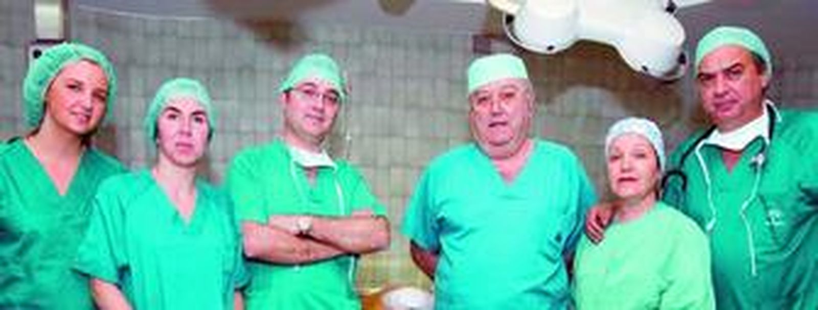 El equipo multidisciplinar del Hospital Virgen Macarena que aplica la nueva técnica contra el cáncer de mama.