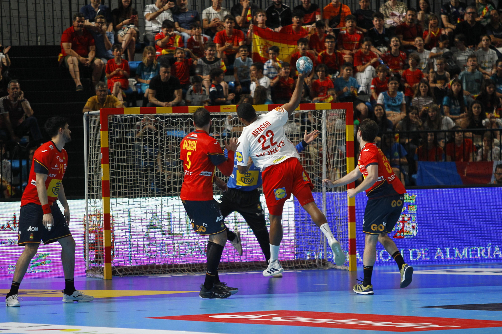 Imágenes del España-Dinamarca de la EHF Euro Cup de balonmano, en Almería