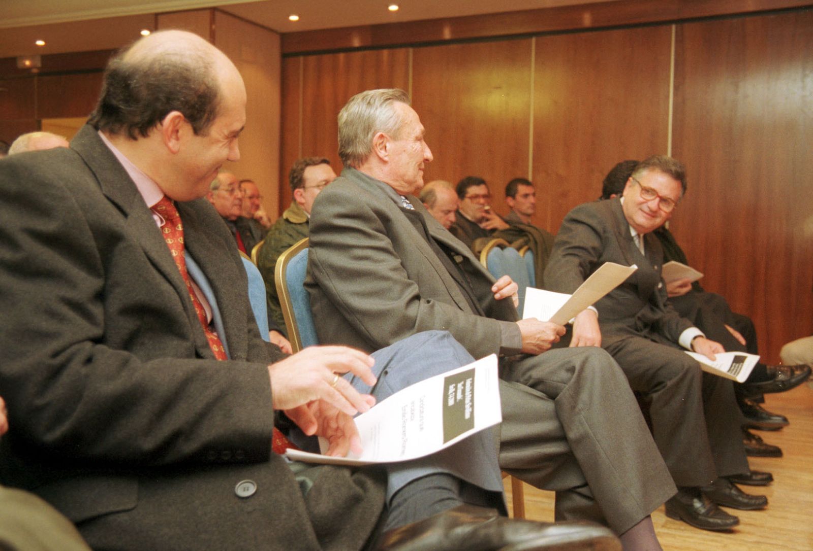 Roberto Alés, entre el presidente al que relevó, Rafael Carrión, y el que le sucedió, Del Nido.