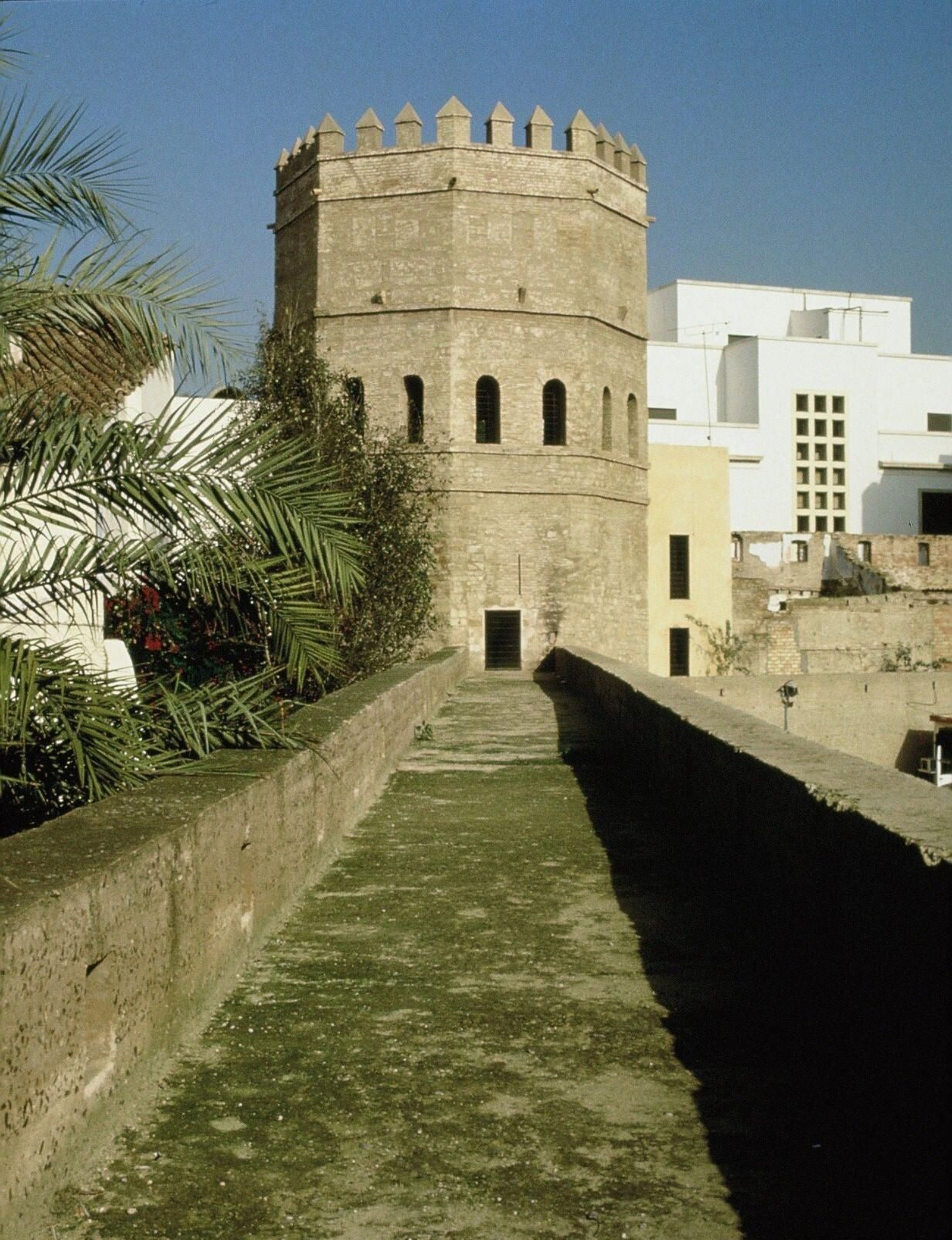 El paseo de ronda de la muralla que desemboca en la Torre de la Plata.
