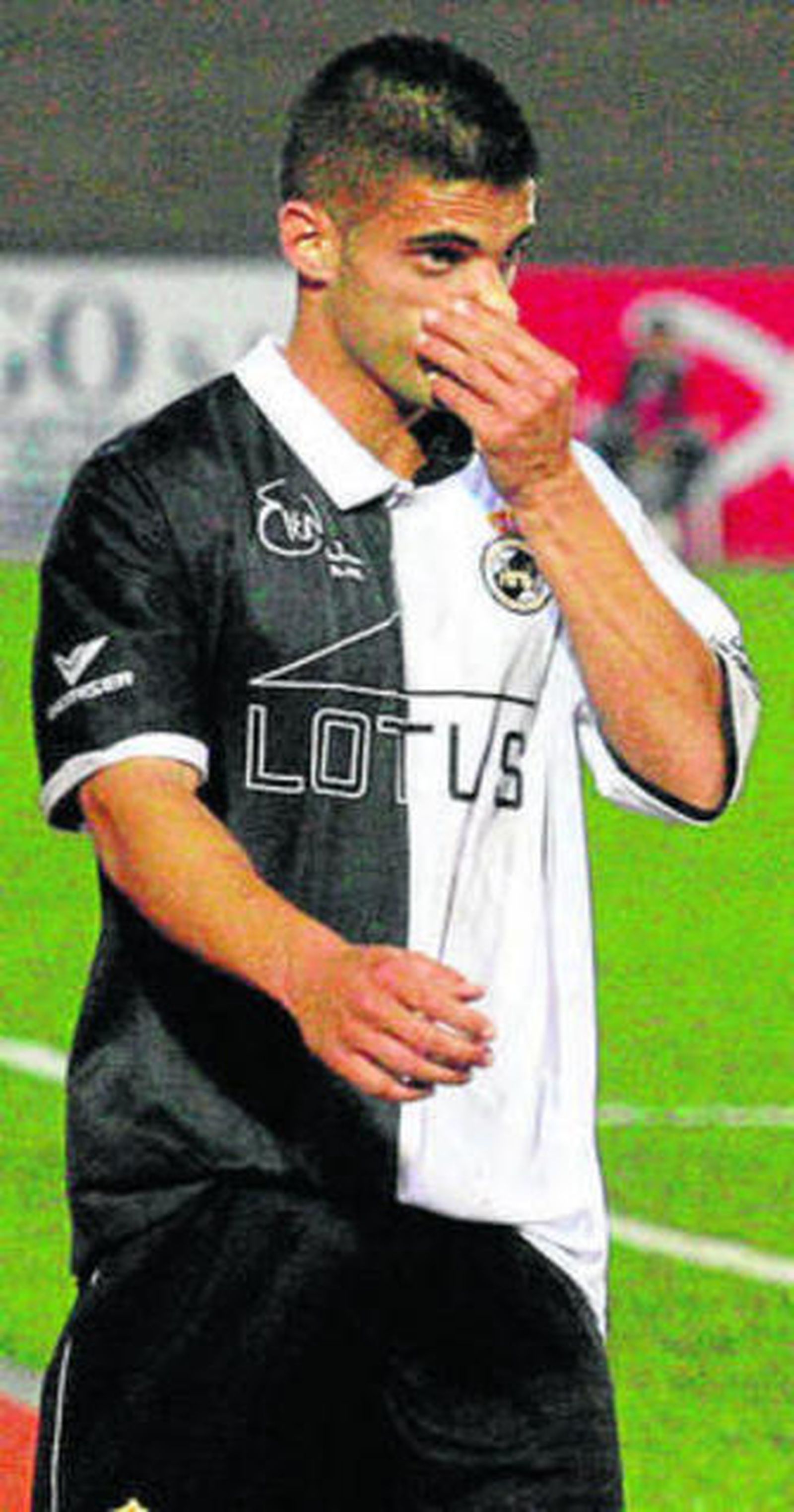 Francis se marcha expulsado.