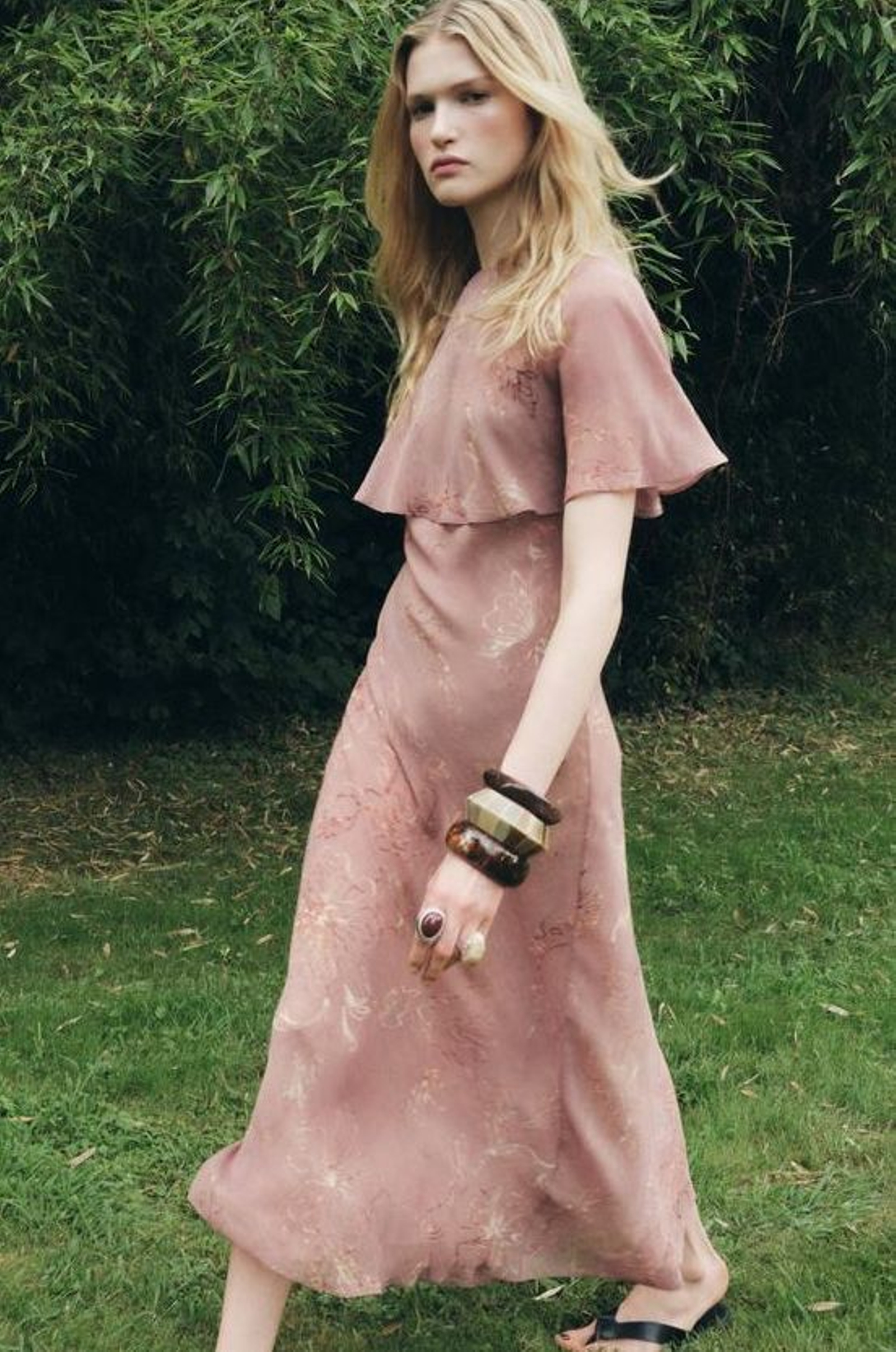 Vestido de invitada de las rebajas de Zara.