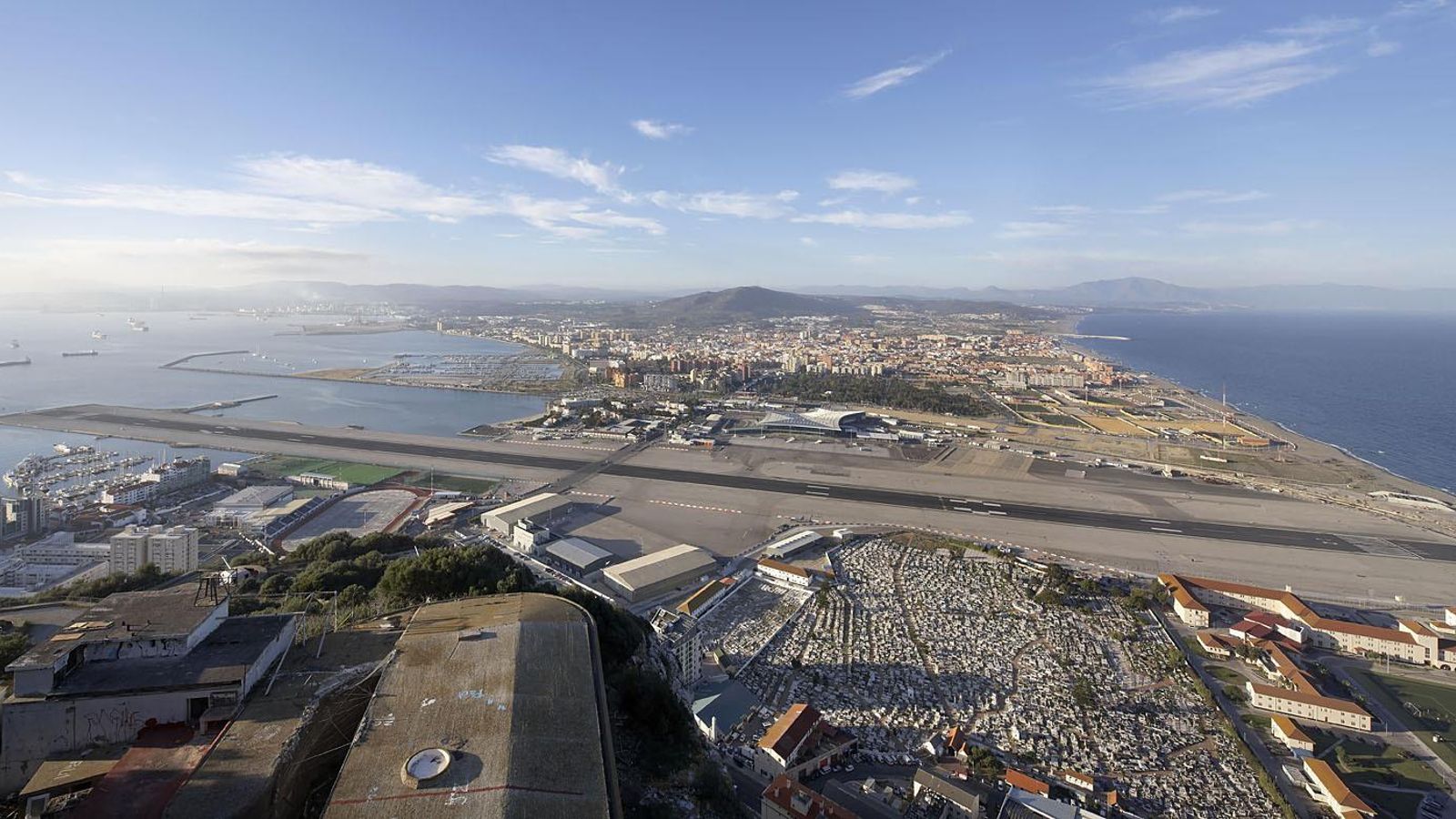 El aeropuerto  de Gibraltar, con La Línea al fondo.