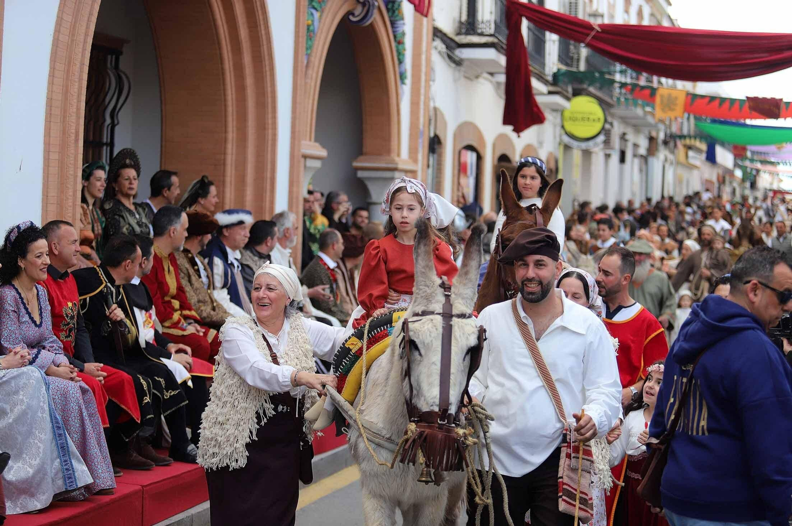 Imágenes del gran ambiente en la Feria Medieval de Palos de la Frontera, Huelva