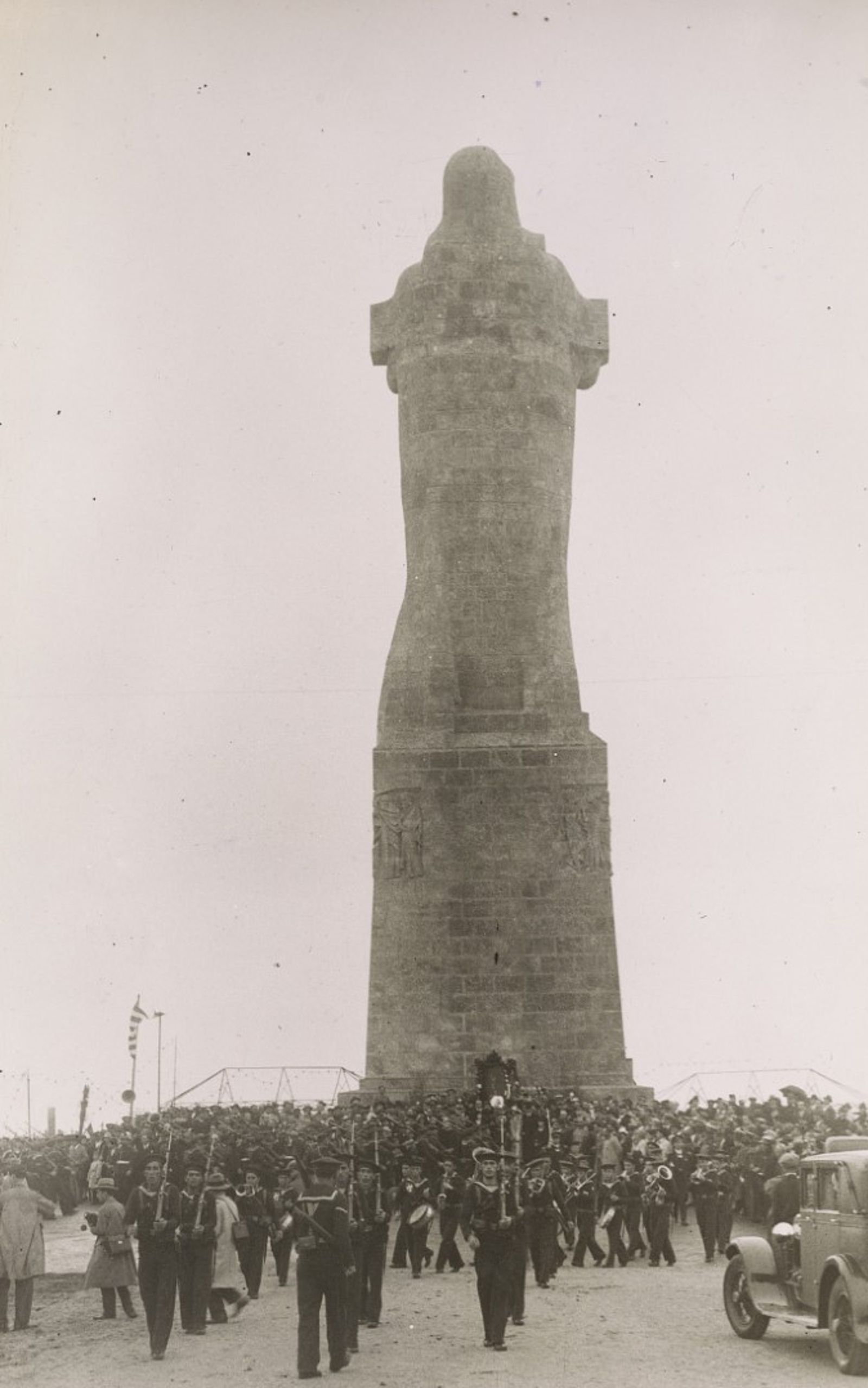 Desfile de la tropa ante las autoridades. Se puede ver el cuadro de la Virgen de la Cinta.