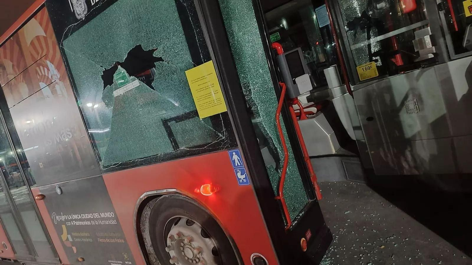 Imagen de los cristales rotos tras los disparos a un autobús el pasado 4 de diciembre