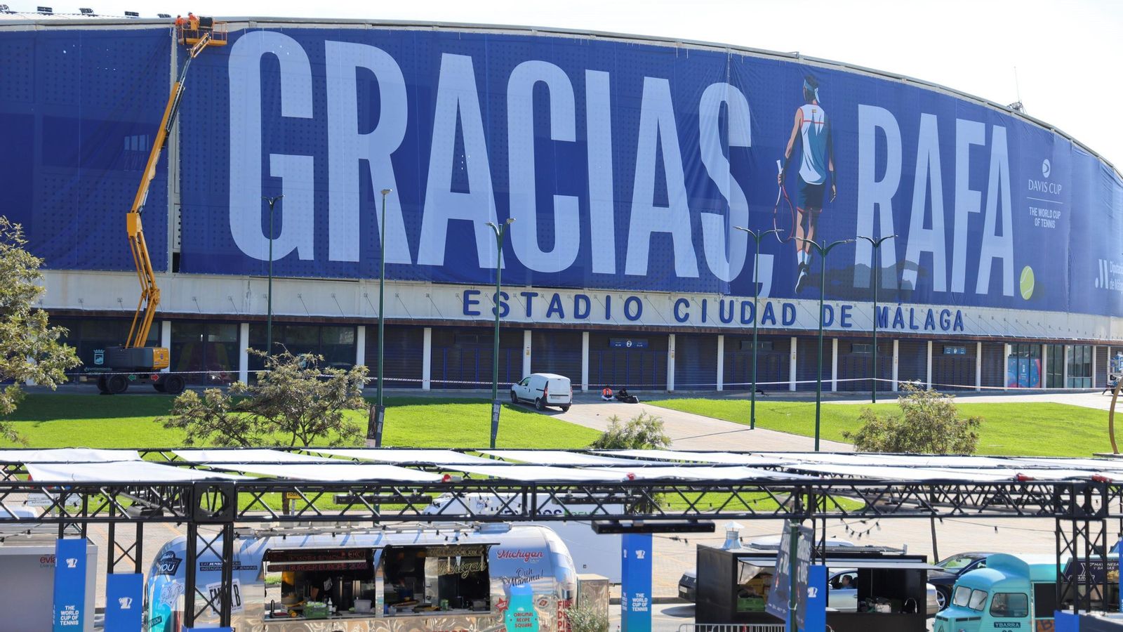 La pancarta de homenaje a Rafa Nadal en el Ciudad de Málaga, en imágenes