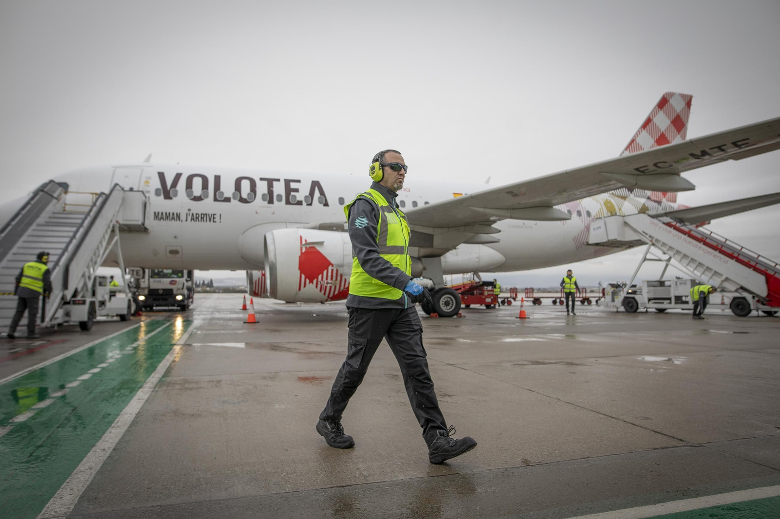 Imagen del vuelo inaugural entre Granada y Santander a su llegada al Federico García Lorca