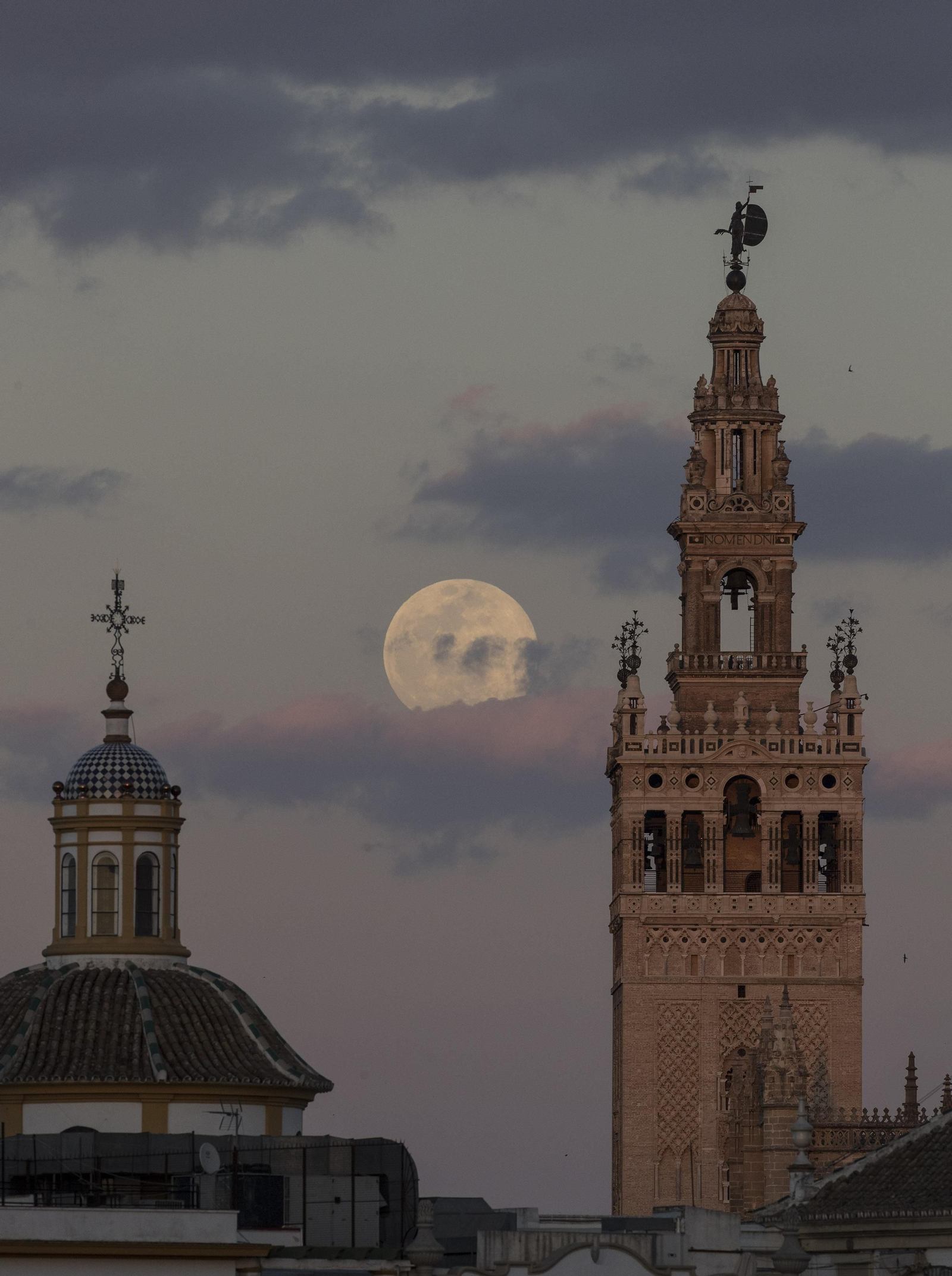 Las imágenes de la superluna de marzo en Sevilla