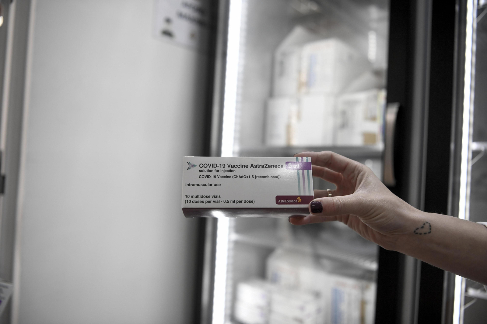 Un paquete de viales de la vacuna de AstraZeneca en las instalaciones de Bidafarma