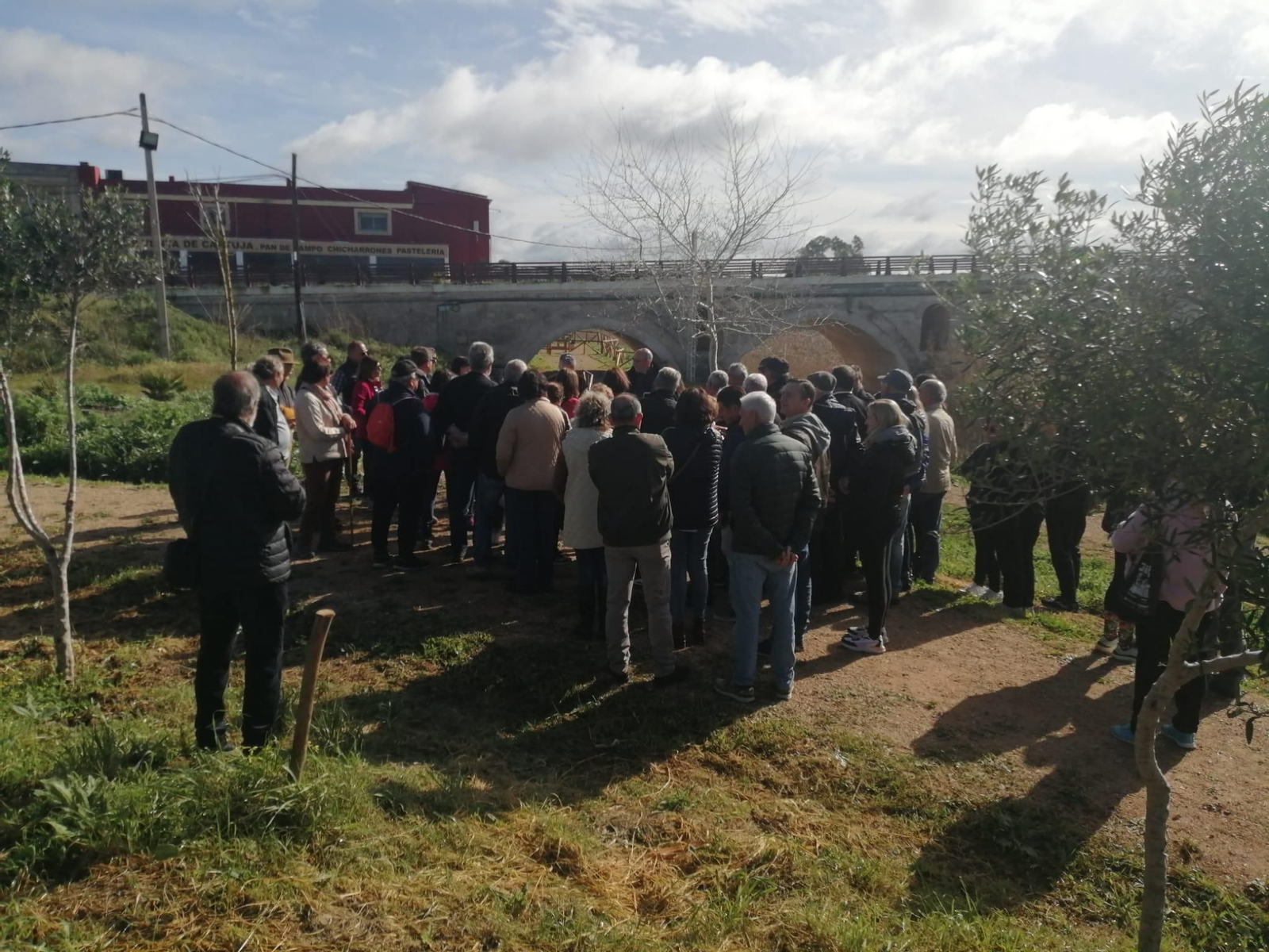 Multitudinaria visita guiada al puente de Cartuja en Jerez