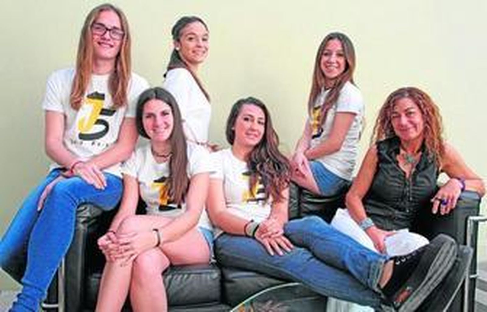 Alejandro Cortés Granado, María Arteaga Jurado, Rosa Durán Flores, Lucía Linares Pérez, Marina Inglés Martínez (con los Zippers) y la profesora Elena Villalobos.