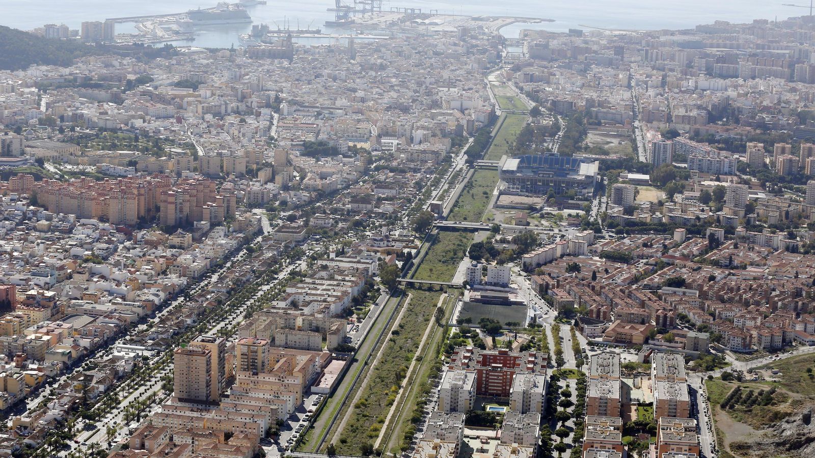 Imagen aérea del cauce del río Guadalmedina.
