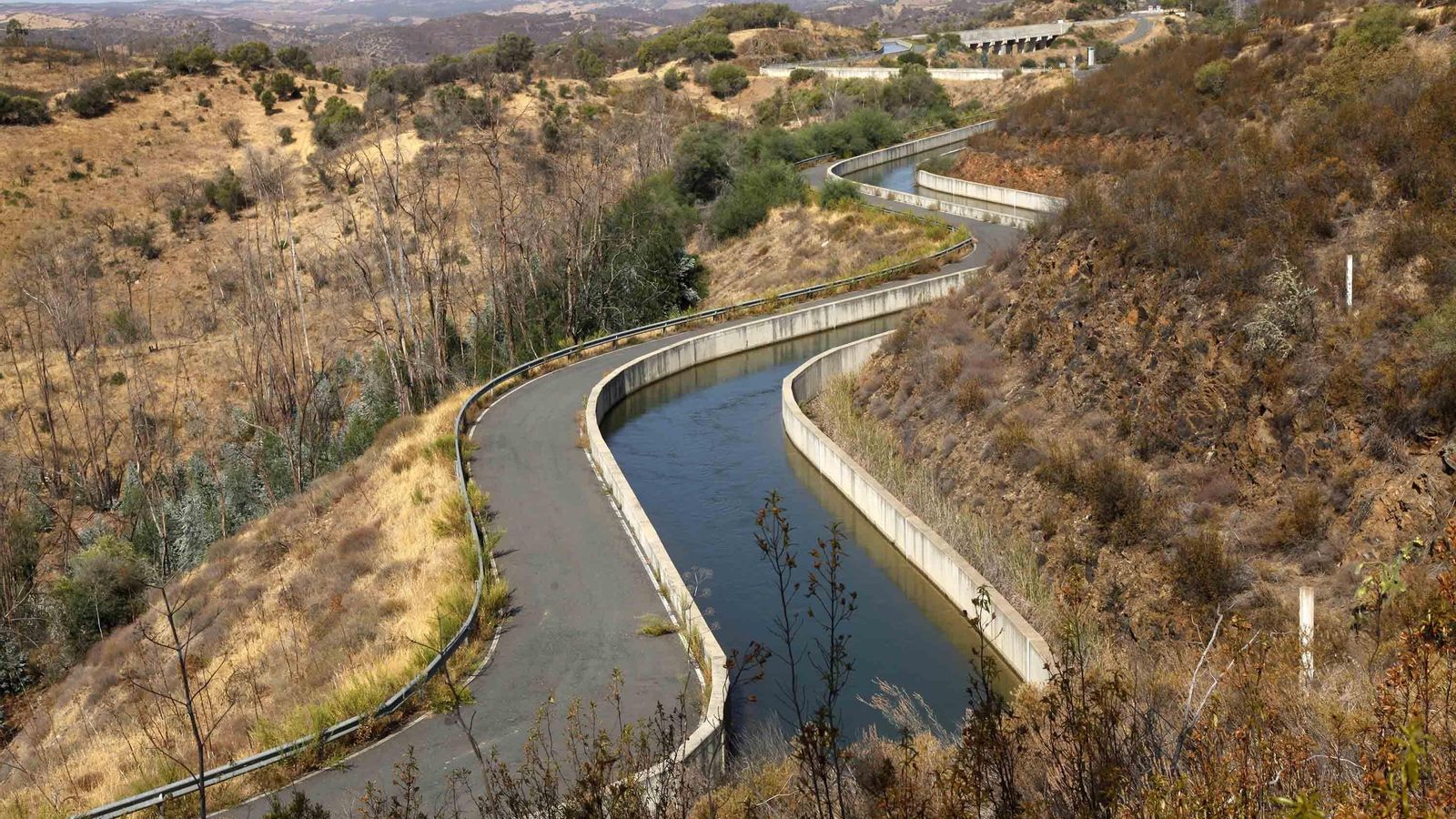 El canal de El Granado, que transporta agua desde el embalse del Chanza, en una imagen de archivo