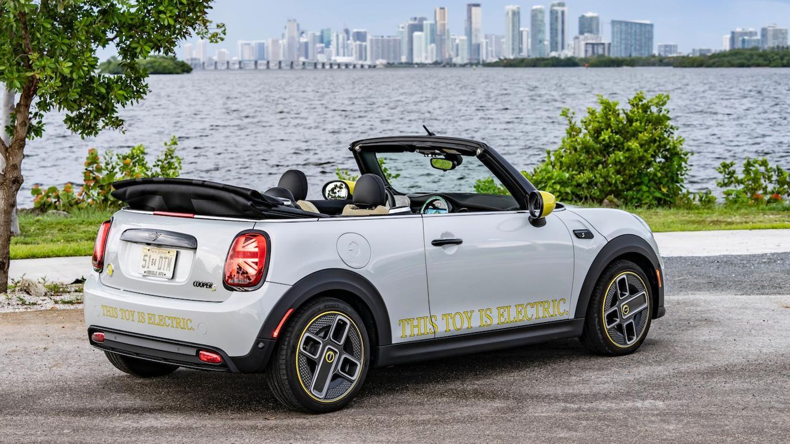 Este Mini único se convierte en toda una declaración de intenciones de la marca en aunar su carrocería descapotable con el sistema de propulsión eléctrico.