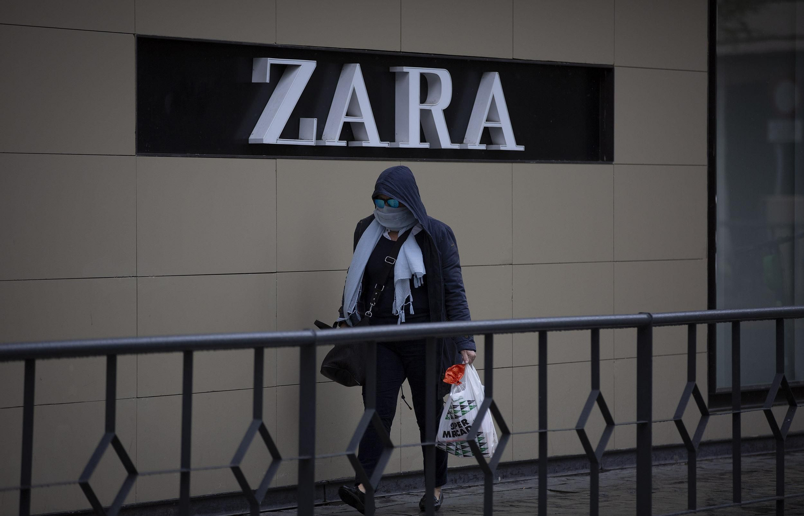 Coronavirus: Las imágenes del segundo día laboral de cuarentena en Sevilla