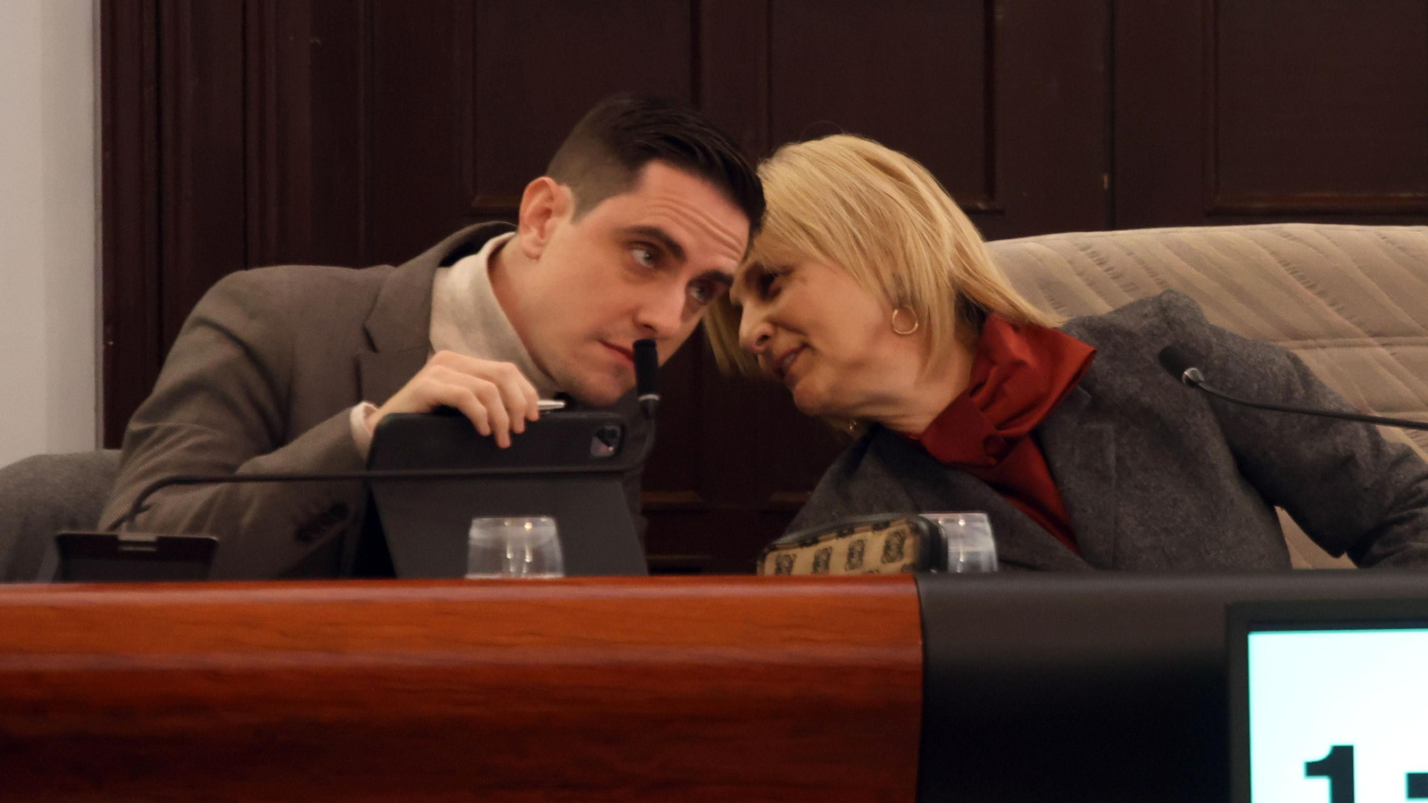 La alcaldesa, María José García-Pelayo, conversando con el delegado de Servicios Públicos, Jaime Espinar, durante el pleno.