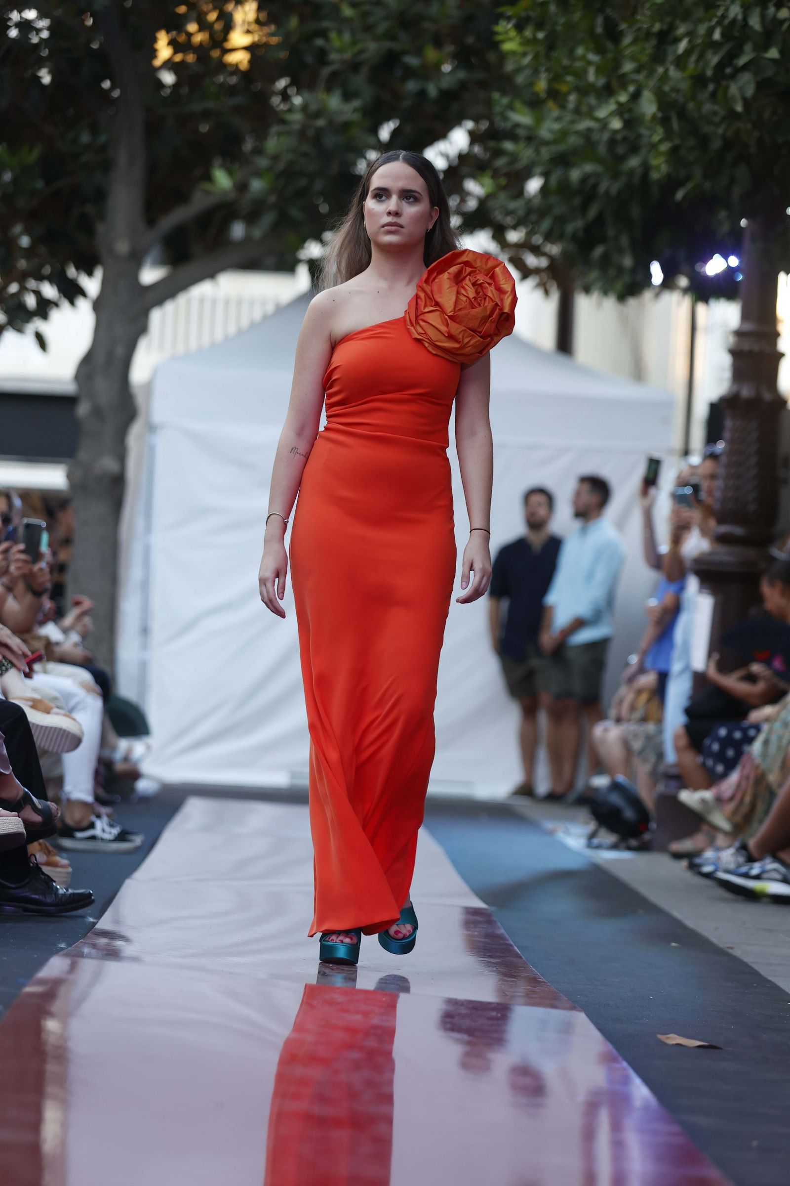 Las imágenes del Desfile de Jóvenes Diseñadores en la Plaza de la Magdalena
