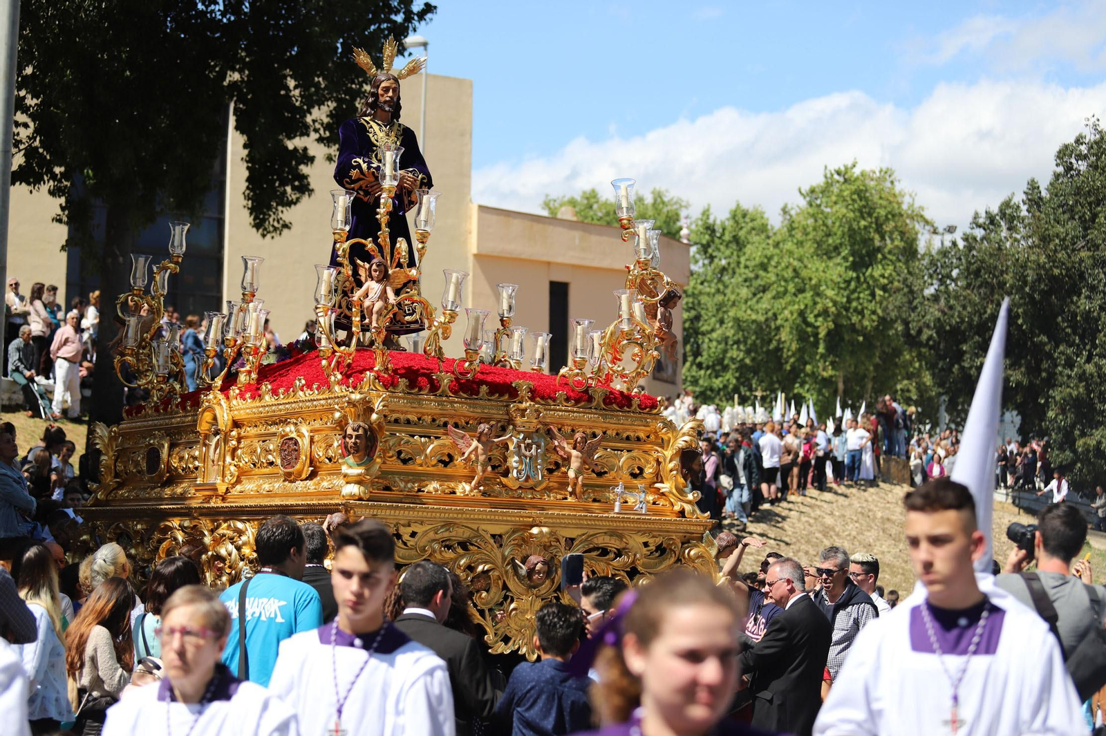 Imágenes del recorrido de la Hermandad del Cristo Cautivo de Huelva