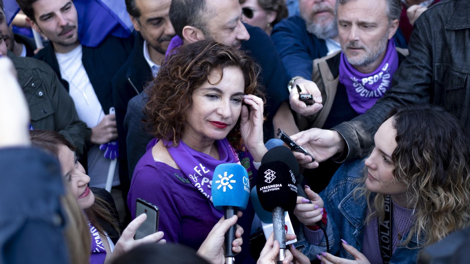 María Jesús Montero atiende a los medios de comunicación antes de iniciarse la manifestación en el Prado.