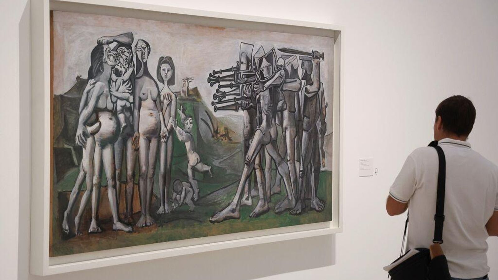 Un hombre observa 'Masacre en Corea', una de las piezas de Picasso presentes en 'El eco de Picasso'
